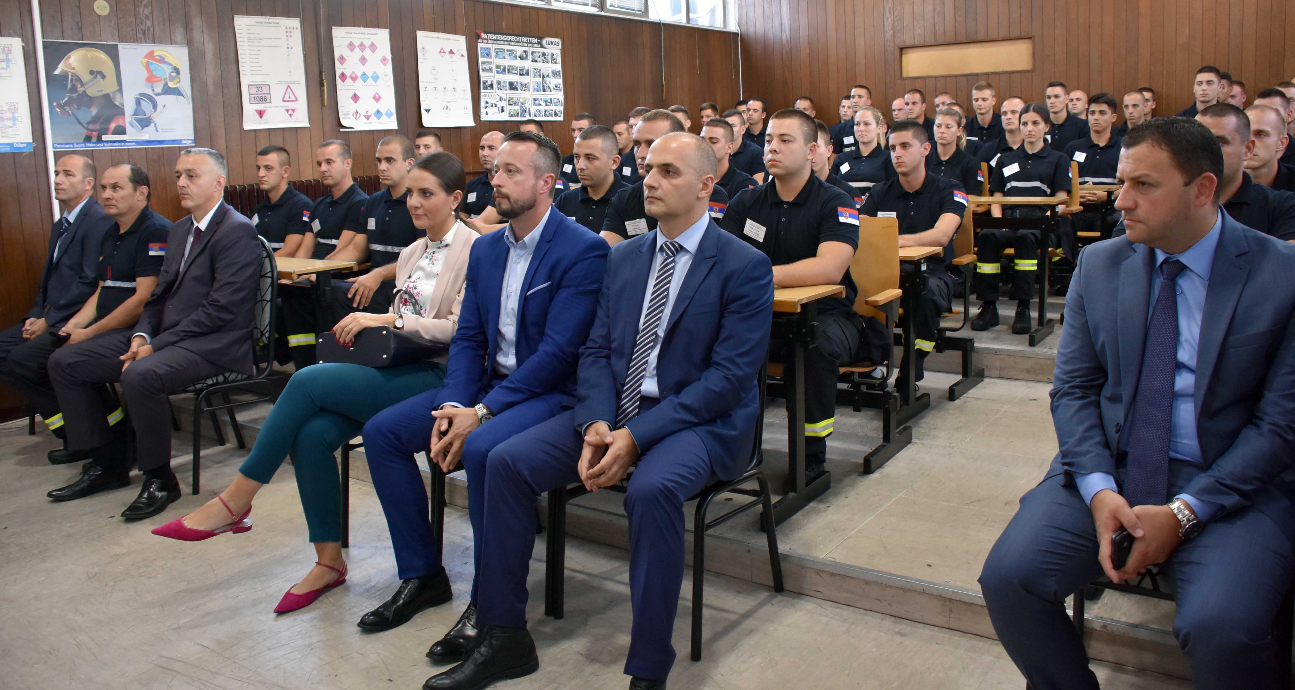 Ministar Stefanović razgovarao sa polaznicima 3. klase osnovne obuke pripadnika vatrogasno – spasilačkih jedinica