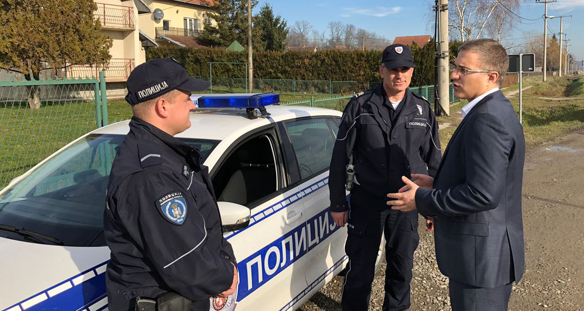 Министар Стефановић обишао једну од патрола саобраћајне полиције