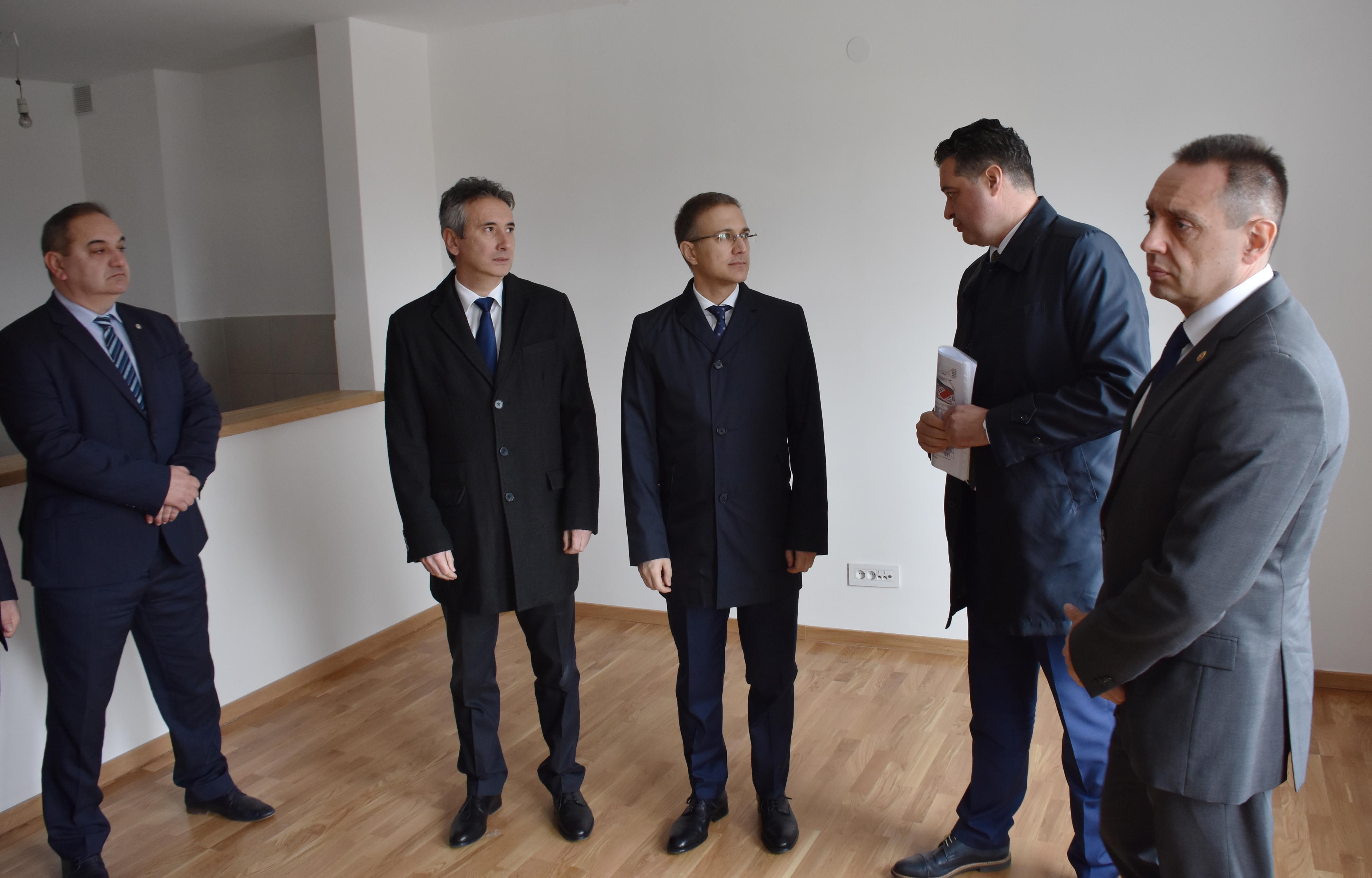Mинистар Стефановић уручио у Врању кључеве за 39 станова припадницима снага безбедности