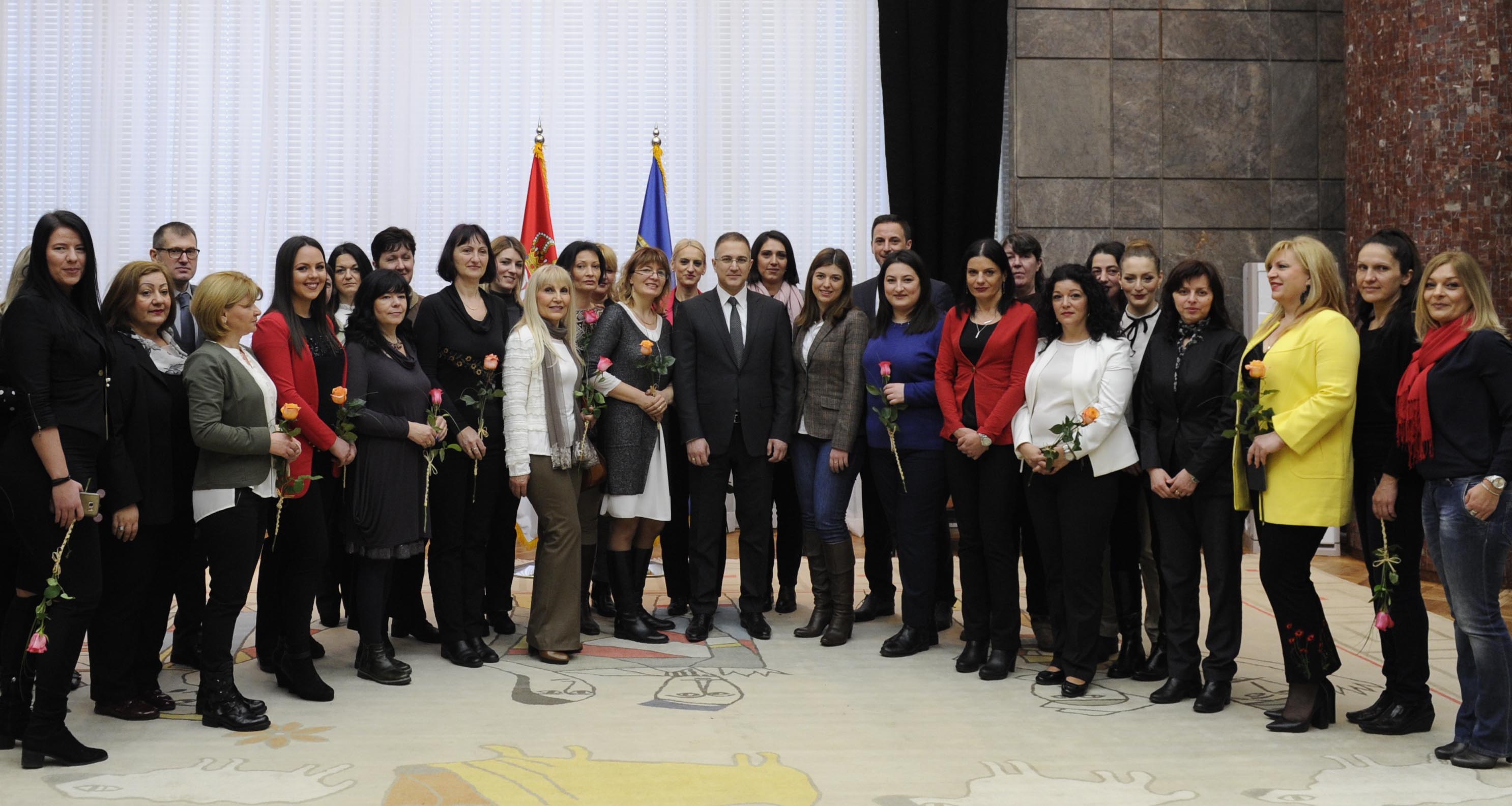 Министар Стефановић честитао празник свим дамама у Србији