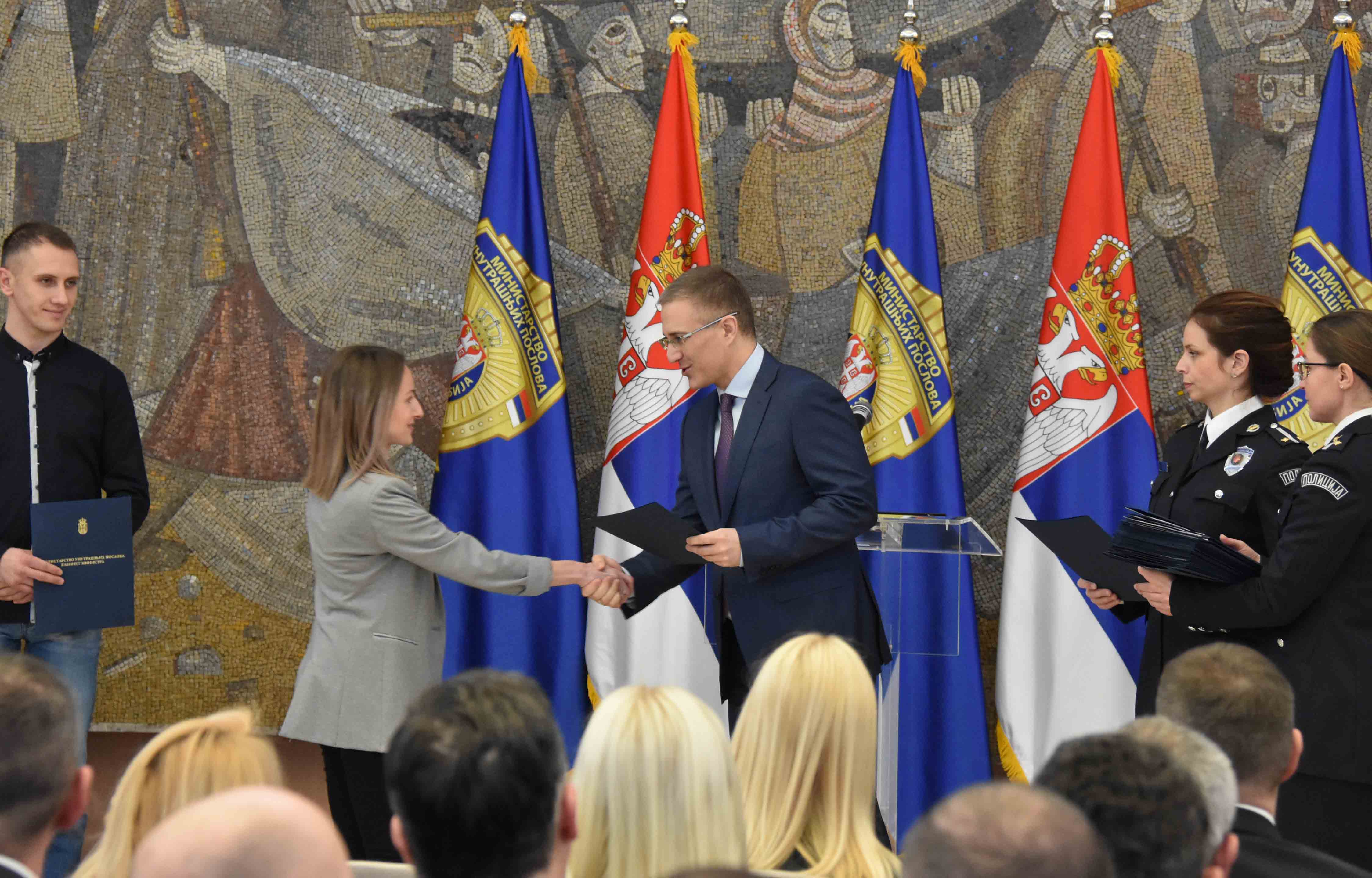 Ministar Stefanović uručio rešenja o prijemu u radni odnos članovima porodica poginulih i ranjenih pripadnika MUP-a