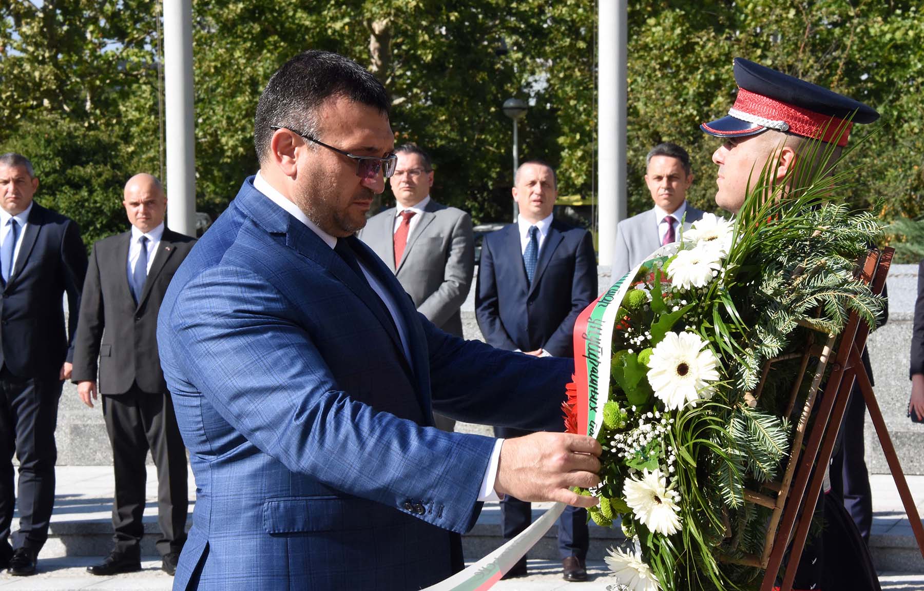 Stefanović i Marinov položili venac na spomen obeležje pripadnicima Ministarstva unutrašnjih poslova