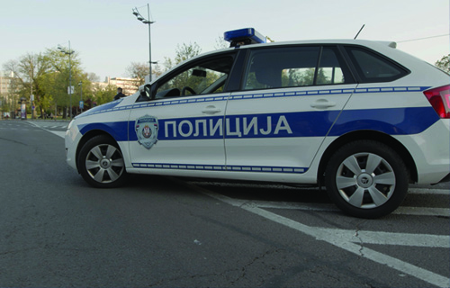 Razbio krilo od staklenih vrata na ulazu u Urgentni centar opšte bolnice u Leskovcu