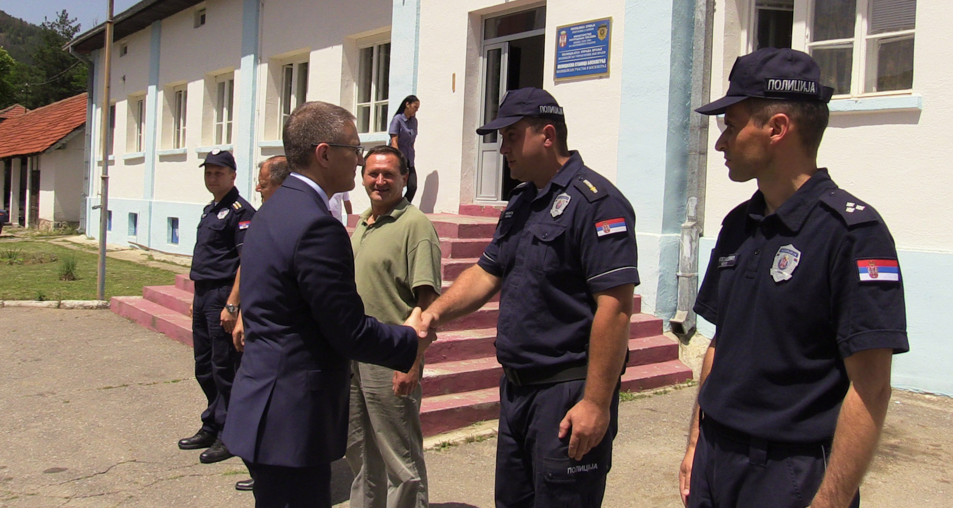 Министар стефановић обишао мигрантски центар у Босилеграду