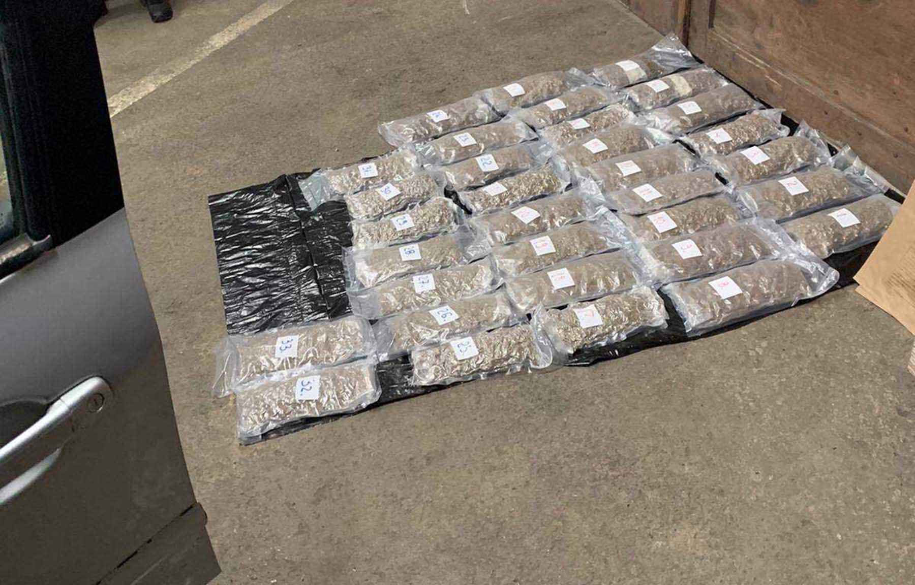 Policija prilikom pretresa vozila osumnjičenih pronašla 33 paketa sa 10,5 kilograma marihuane