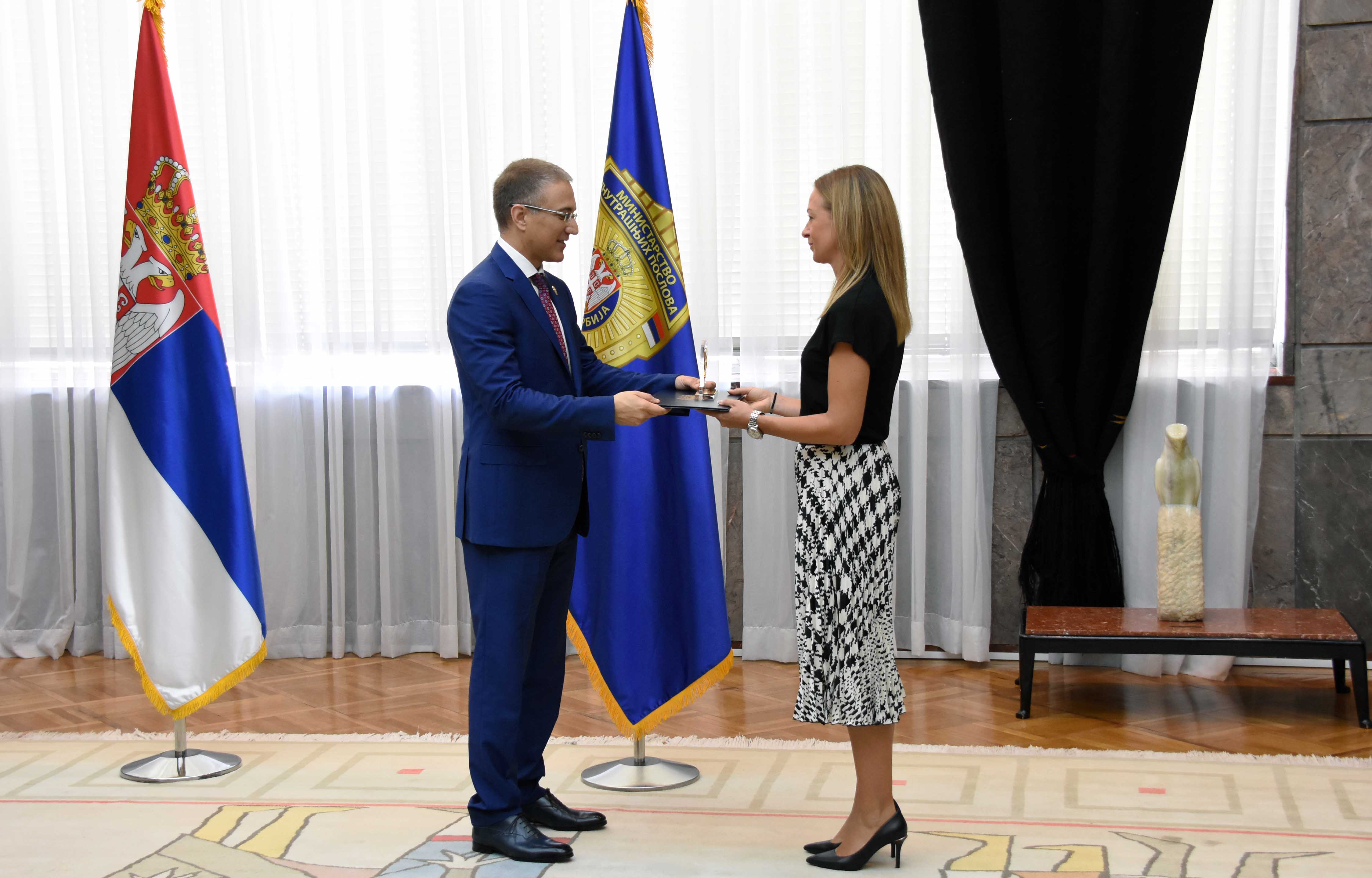 Ministar Stefanović uručio zahvalnice zaslužnim pojedincima za ostvarenu uspešnu saradnju sa MUP-om