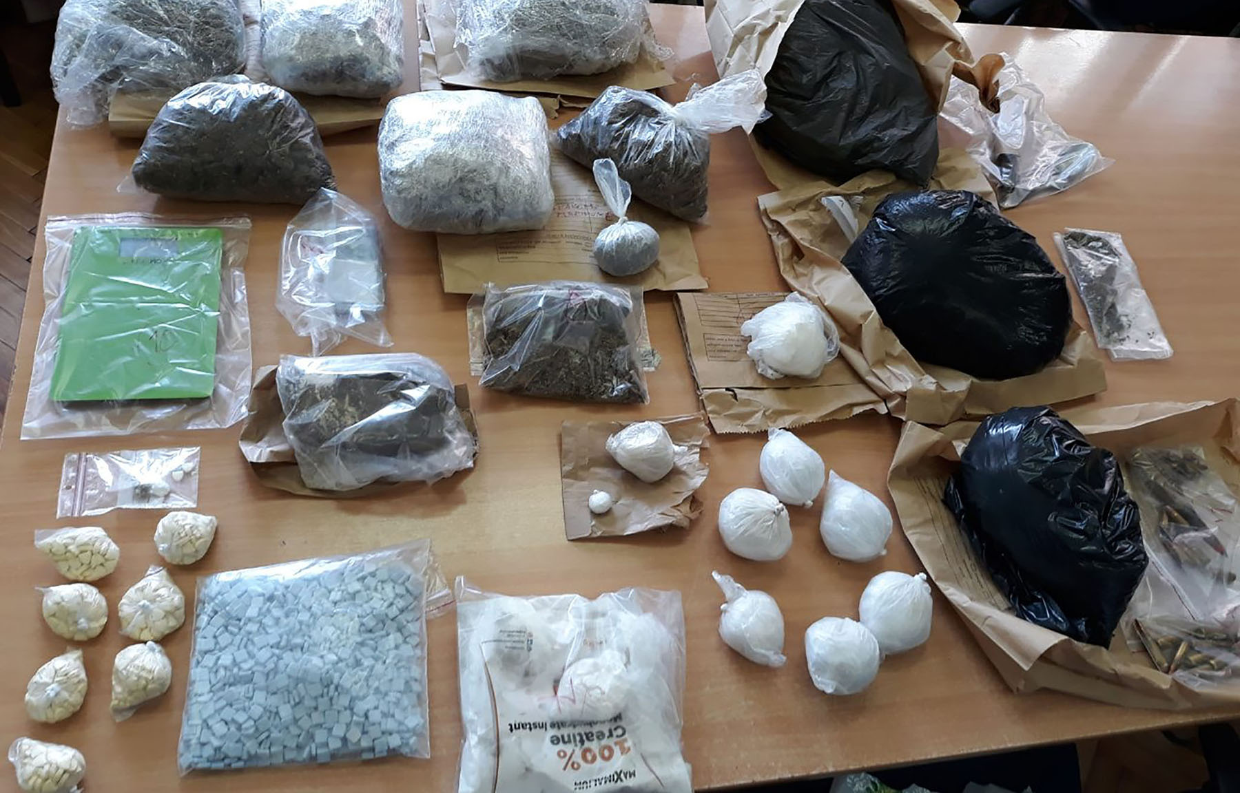 Zaplenjeno oko šest kilograma različitih vrsta narkotika i uhapšeno 12 osoba