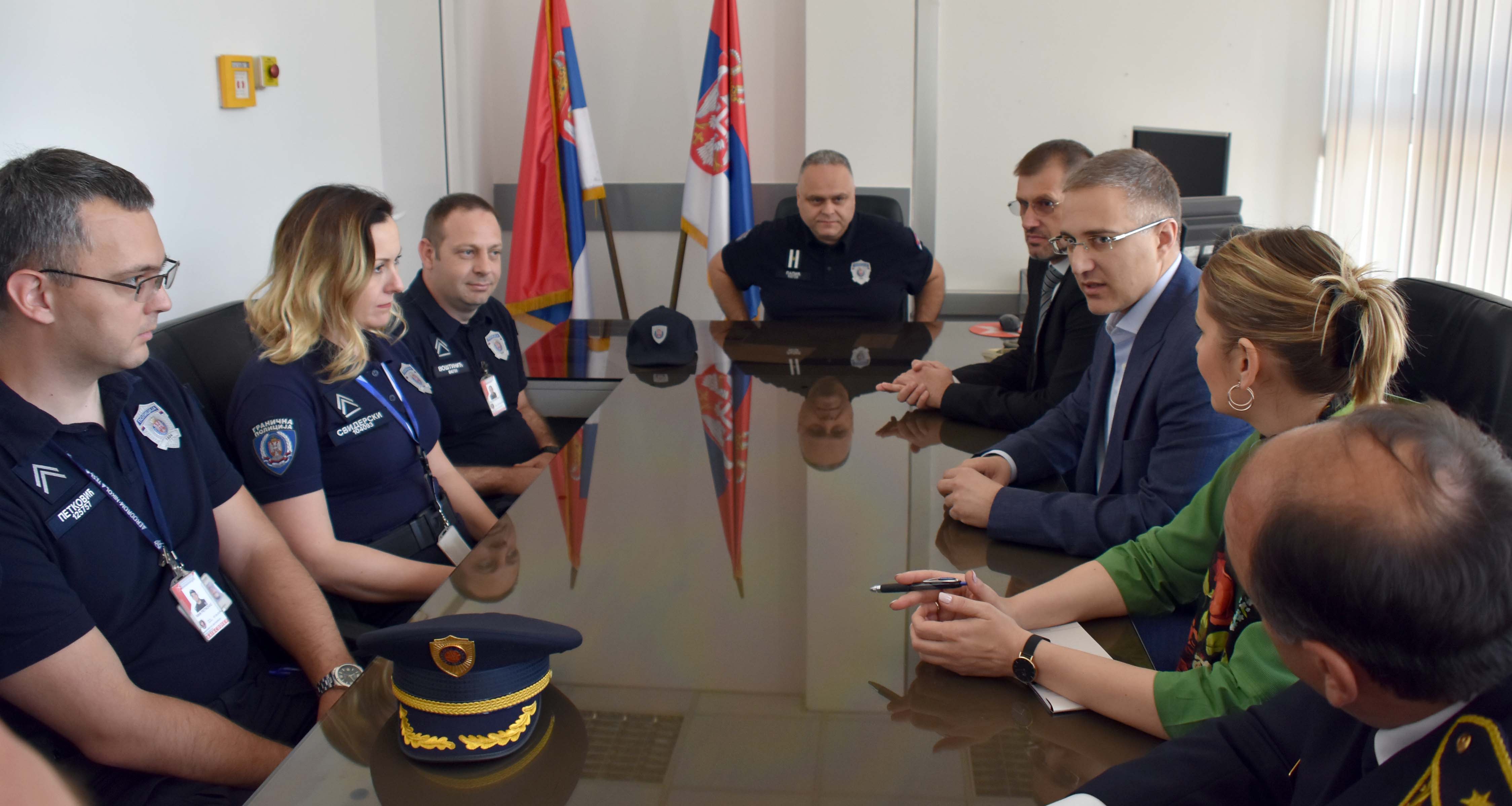 Ministar Stefanović uručio nova patrolna vozila Stanici granične policije Beograd na Aerodromu „Nikola Tesla“