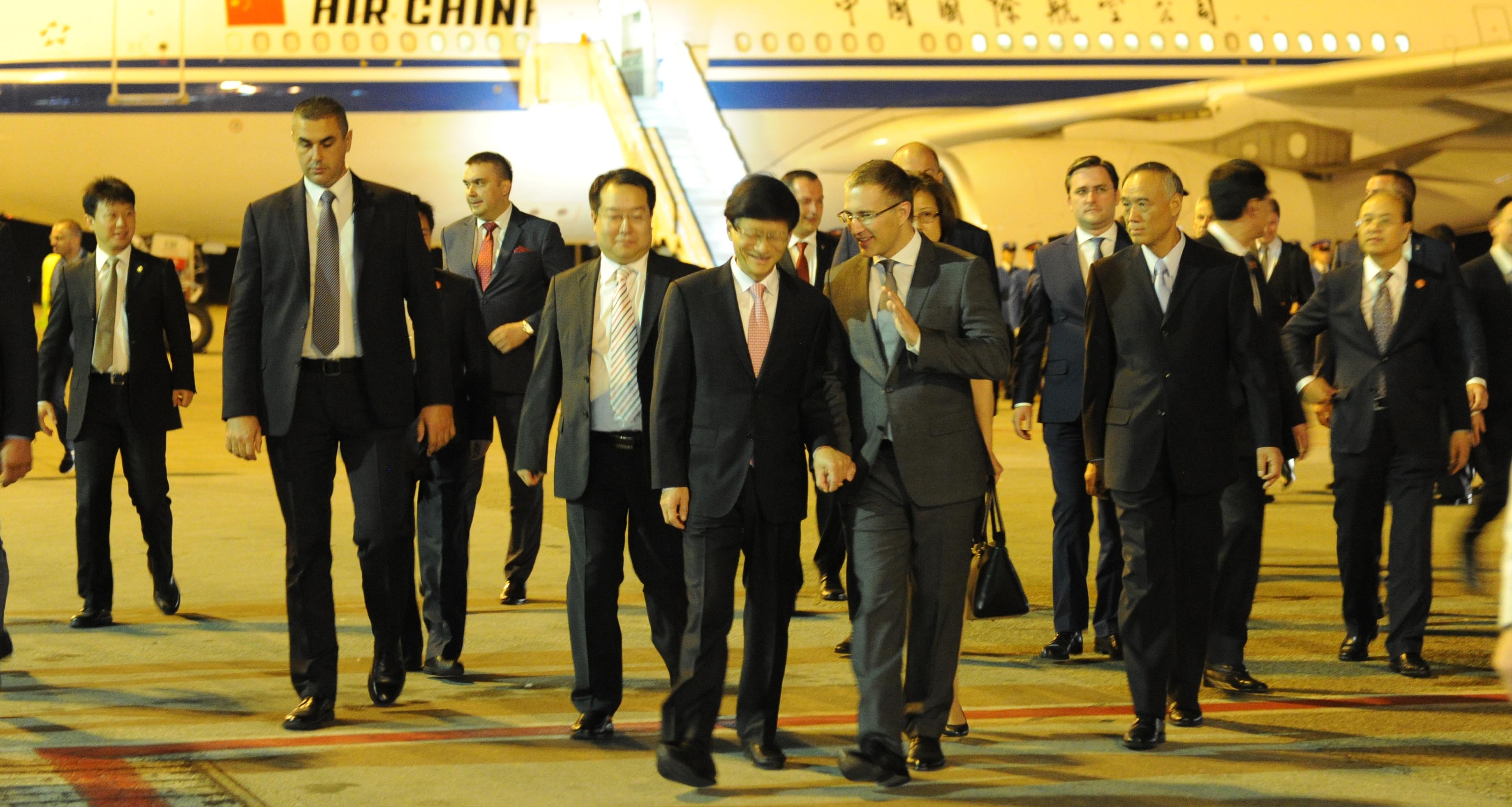 Ministar Stefanović na aerodromu dočekao specijalnog izaslanika predsednika NR Kine