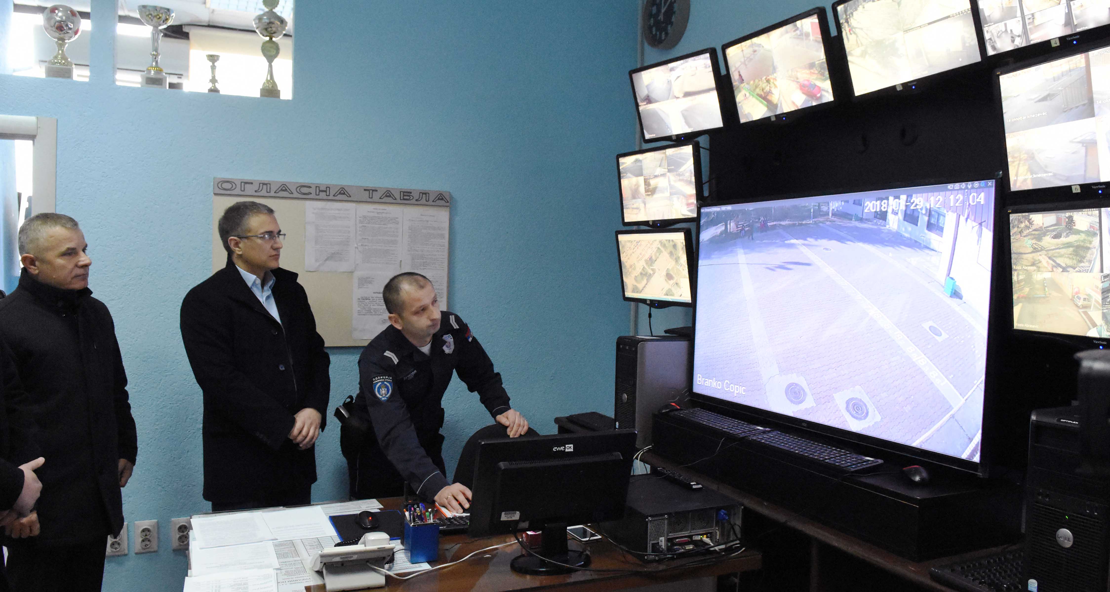 Министар Стефановић обишао  Полицијску станицу Раковица где је пуштен у рад мониторинг центар