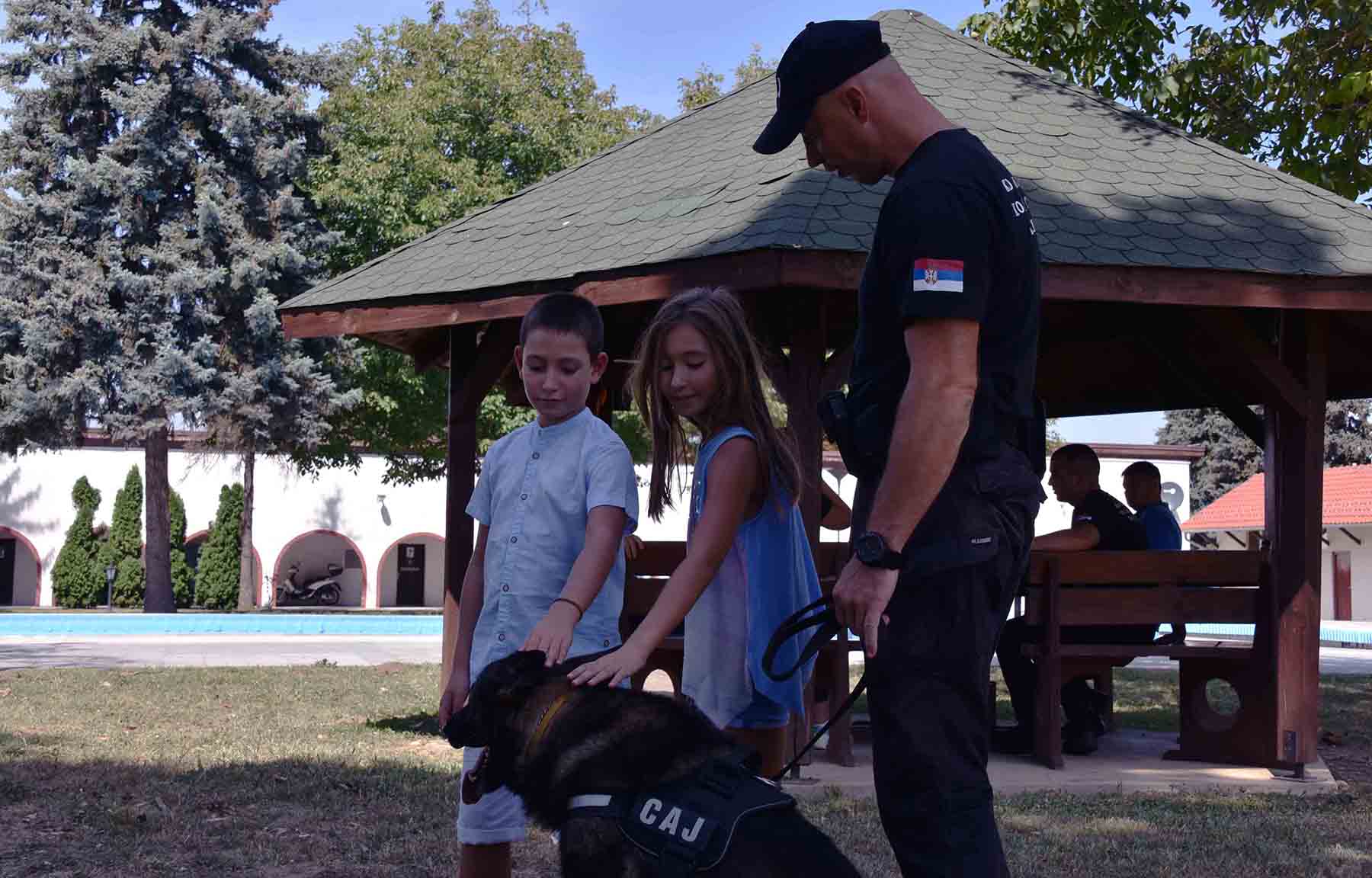 Поводом почетка нове школске године министар Стефановић уручио поклоне деци страдалих припадника МУП-а 