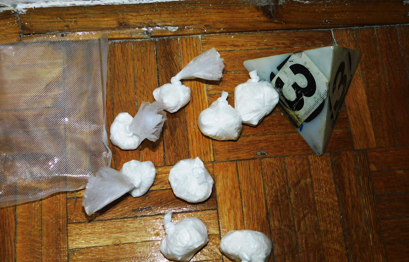 Пронађени кокаин и муниција у стану, ухапшени осумњичени