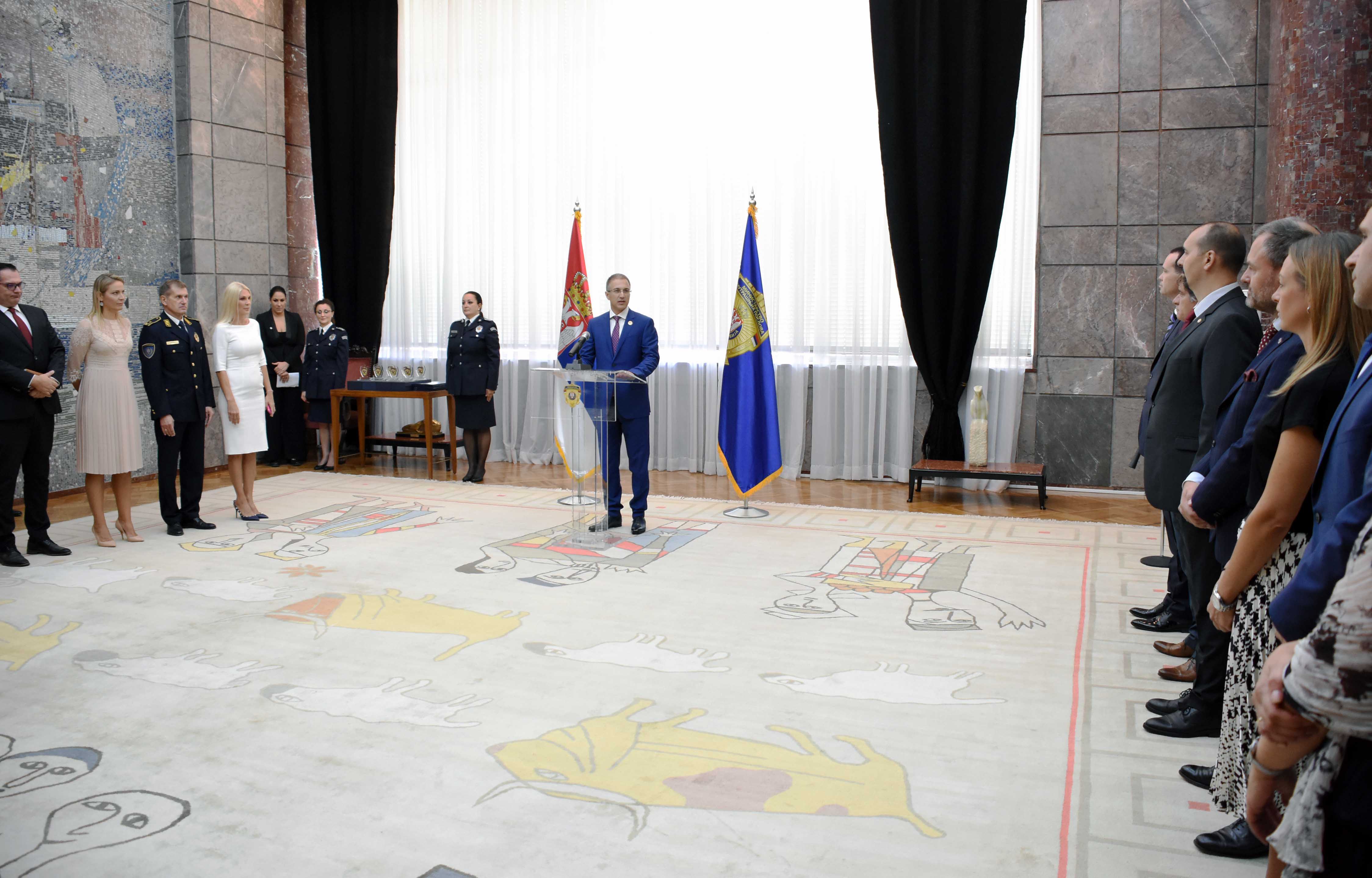 Ministar Stefanović uručio zahvalnice zaslužnim pojedincima za ostvarenu uspešnu saradnju sa MUP-om