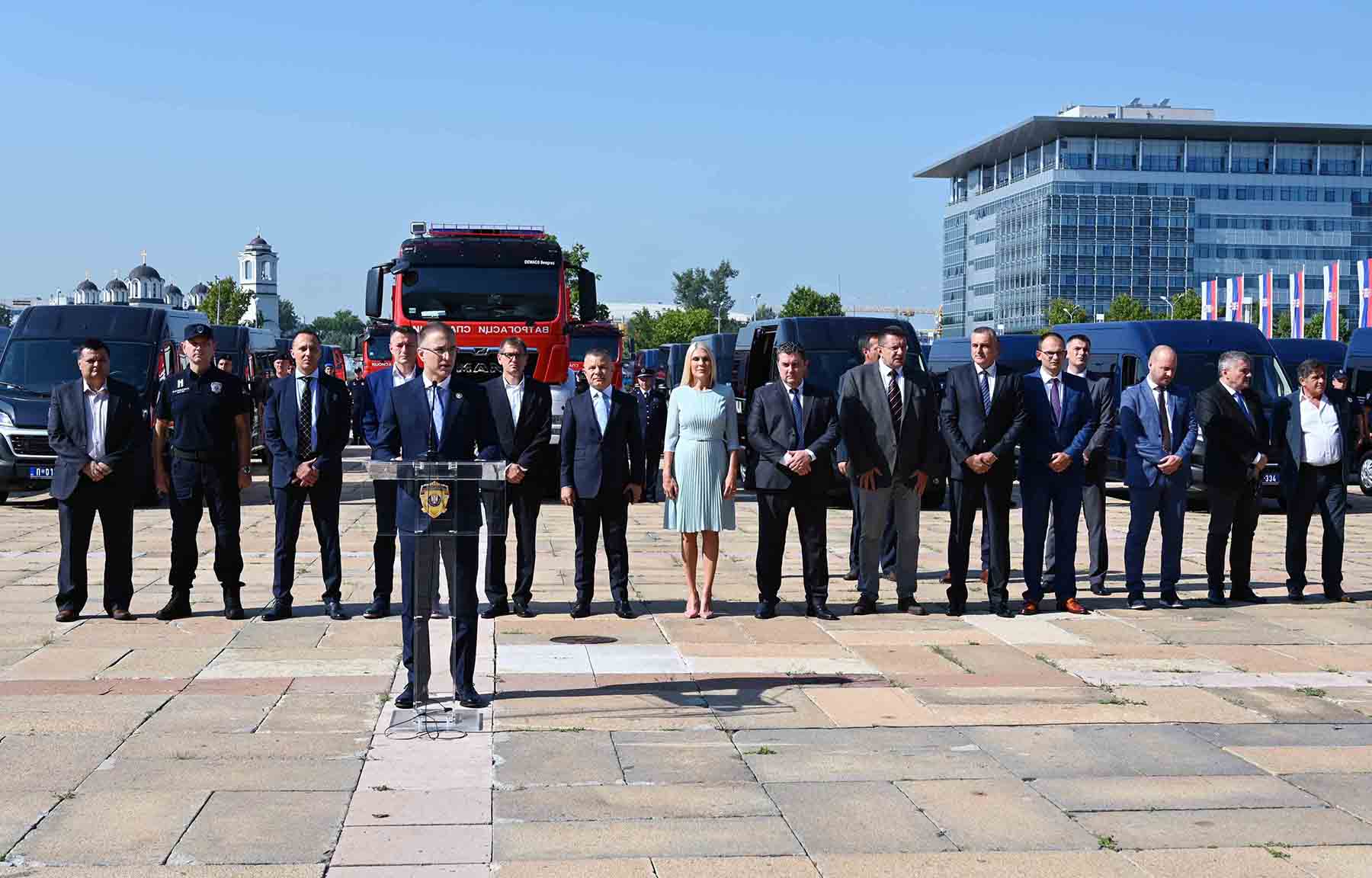 Stefanović: Zahvalјujući odgovornoj ekonomskoj politici države nastavlјamo sa intenzivnim opremanjem policajaca i vatrogasaca 