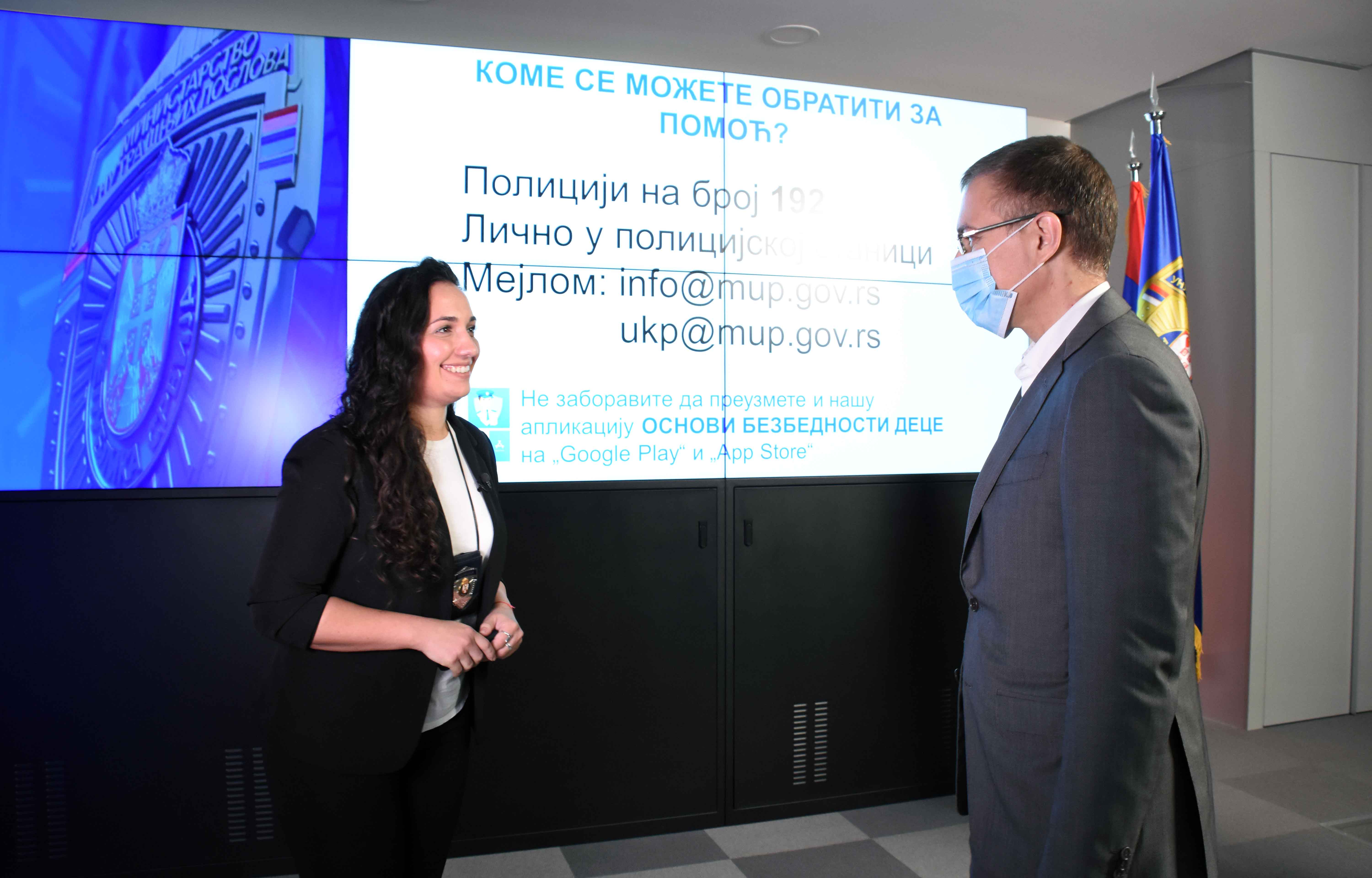 Mинистар Стефановић присуствовао снимању часа на тему безбедног коришћења интернета и друштвених мрежа