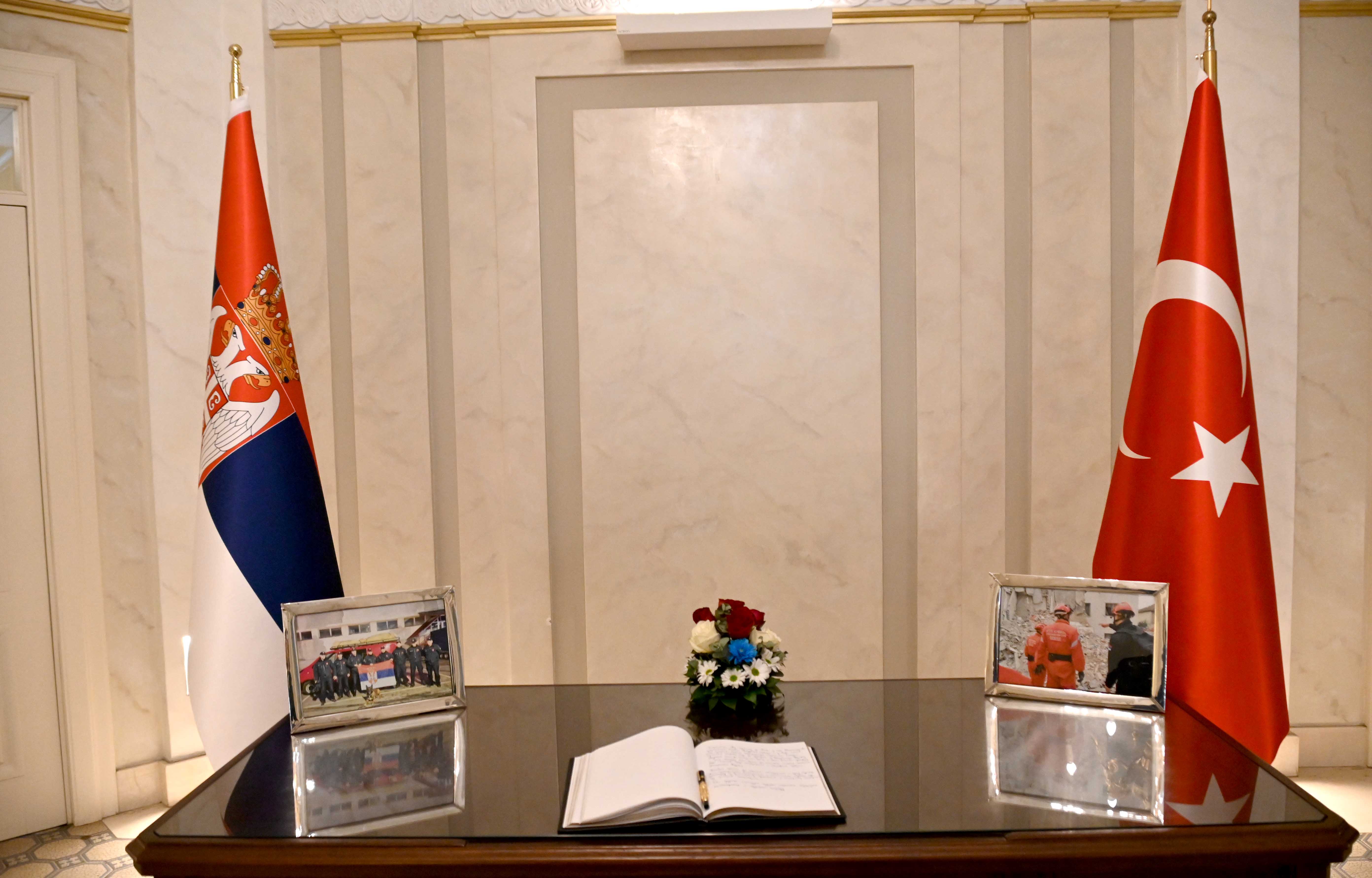 Ministar unutrašnjih poslova Republike Srbije Bratislav Gašić upisao se u knjigu žalosti u Ambasadi Turske