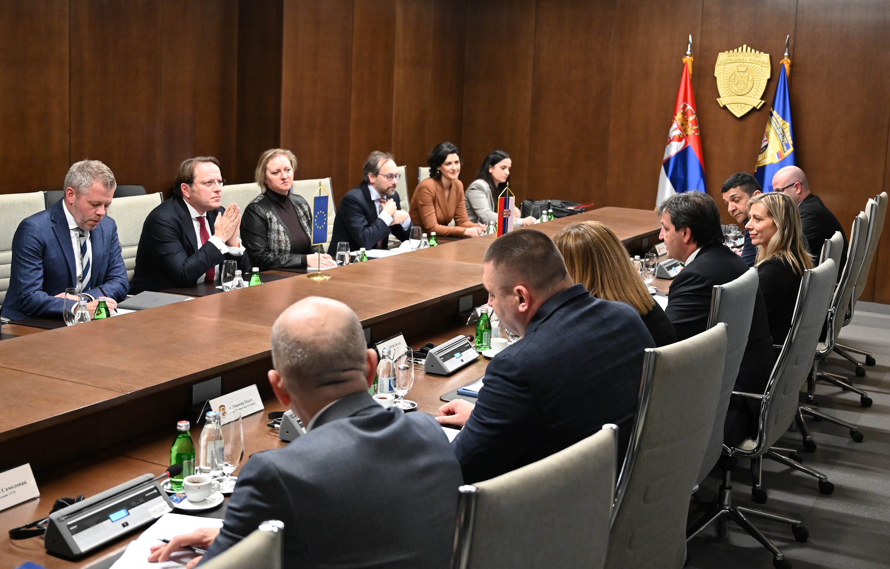 Ministar Gašić se sastao sa komesarom Evropske Unije Varheljijem