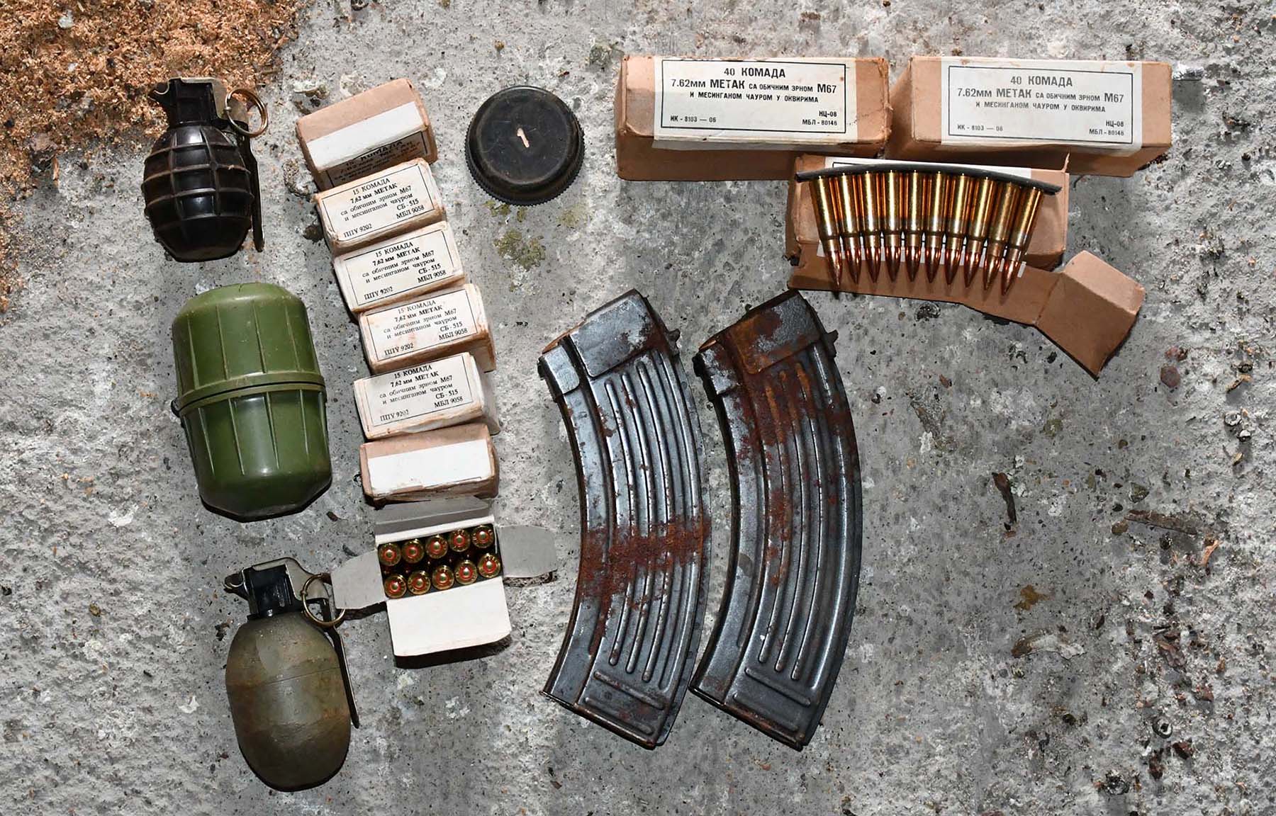 У кући осумњиченог полиција пронашла бомбе, оружје и муницију