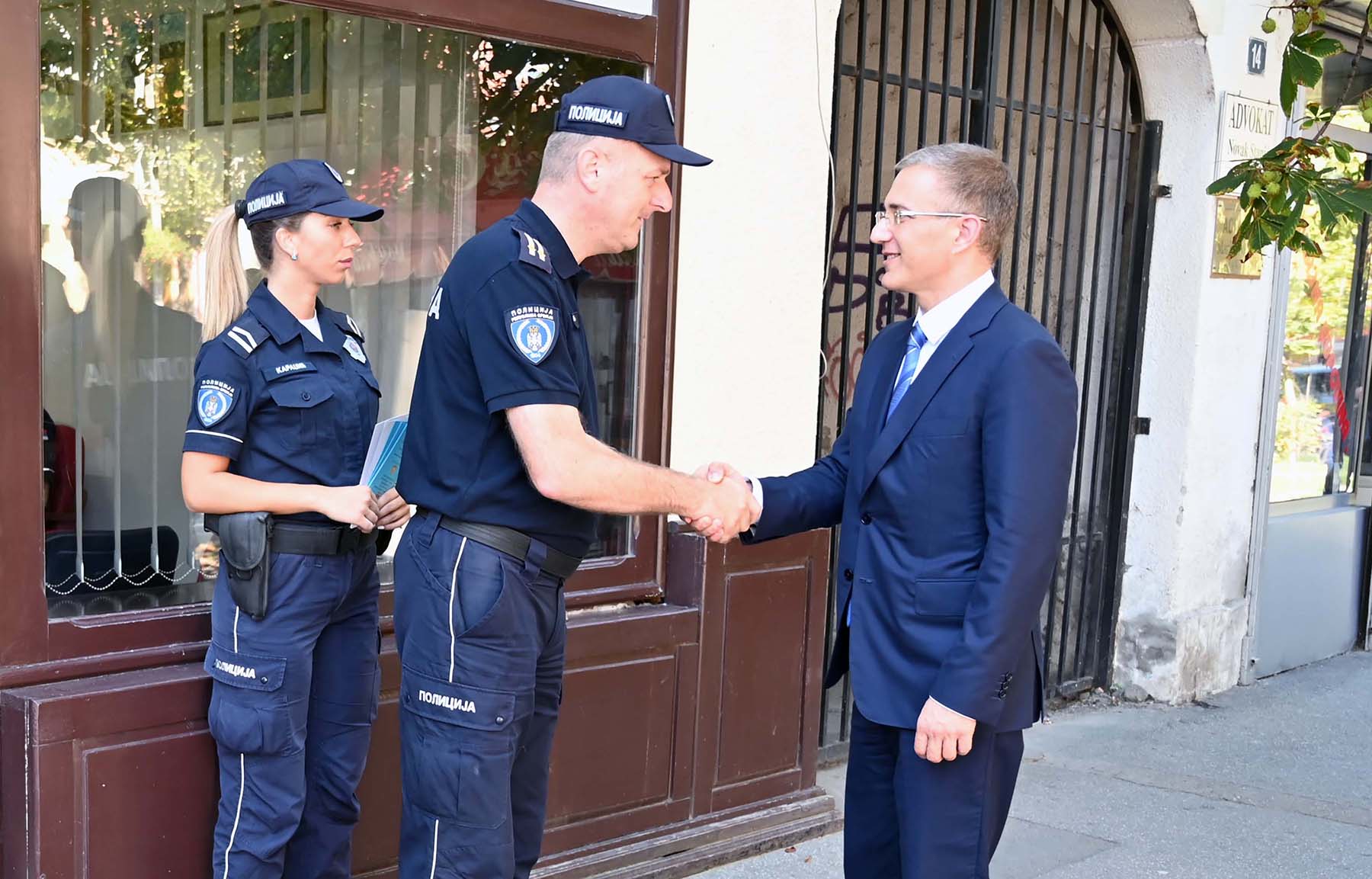 Ministar Stefanović obišao policijske službenike koji rade u „Kući bezbednosti“ u Pančevu