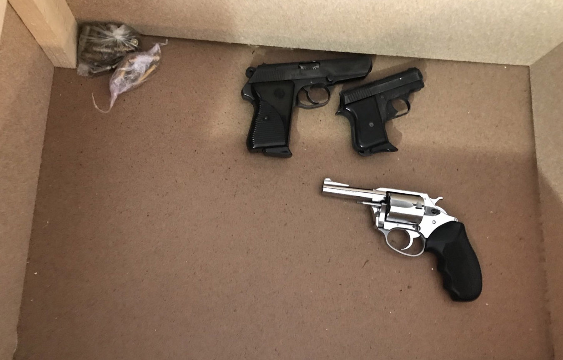 Ухапшене две особе и заплењени спид, екстази, кофеин, пиштољи, аутоматска пушка и муниција различитог калибра