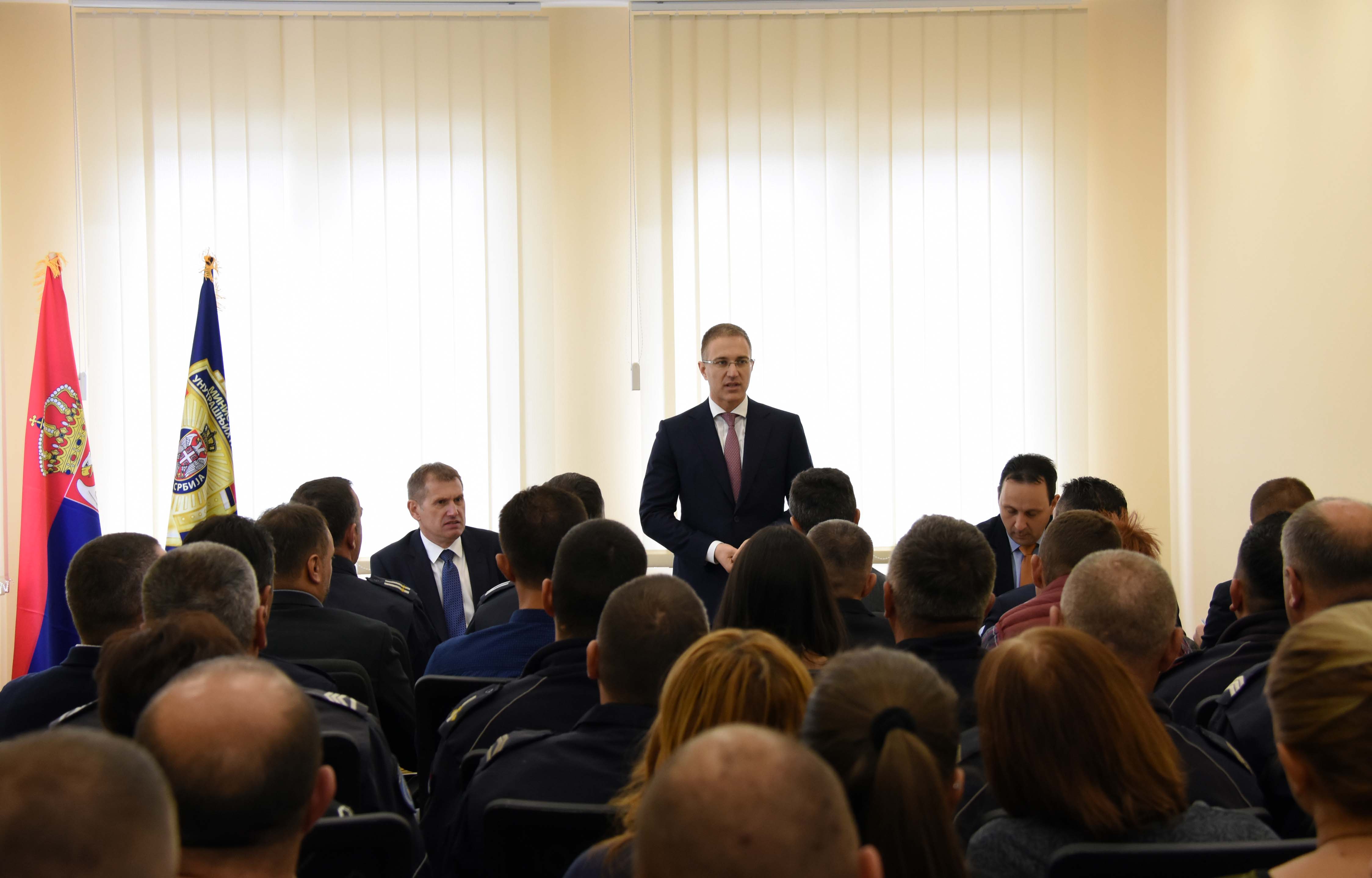 Ministar Stefanović razgovarao sa načelnikom i policijskim službenicima Policijske uprave u Čačku