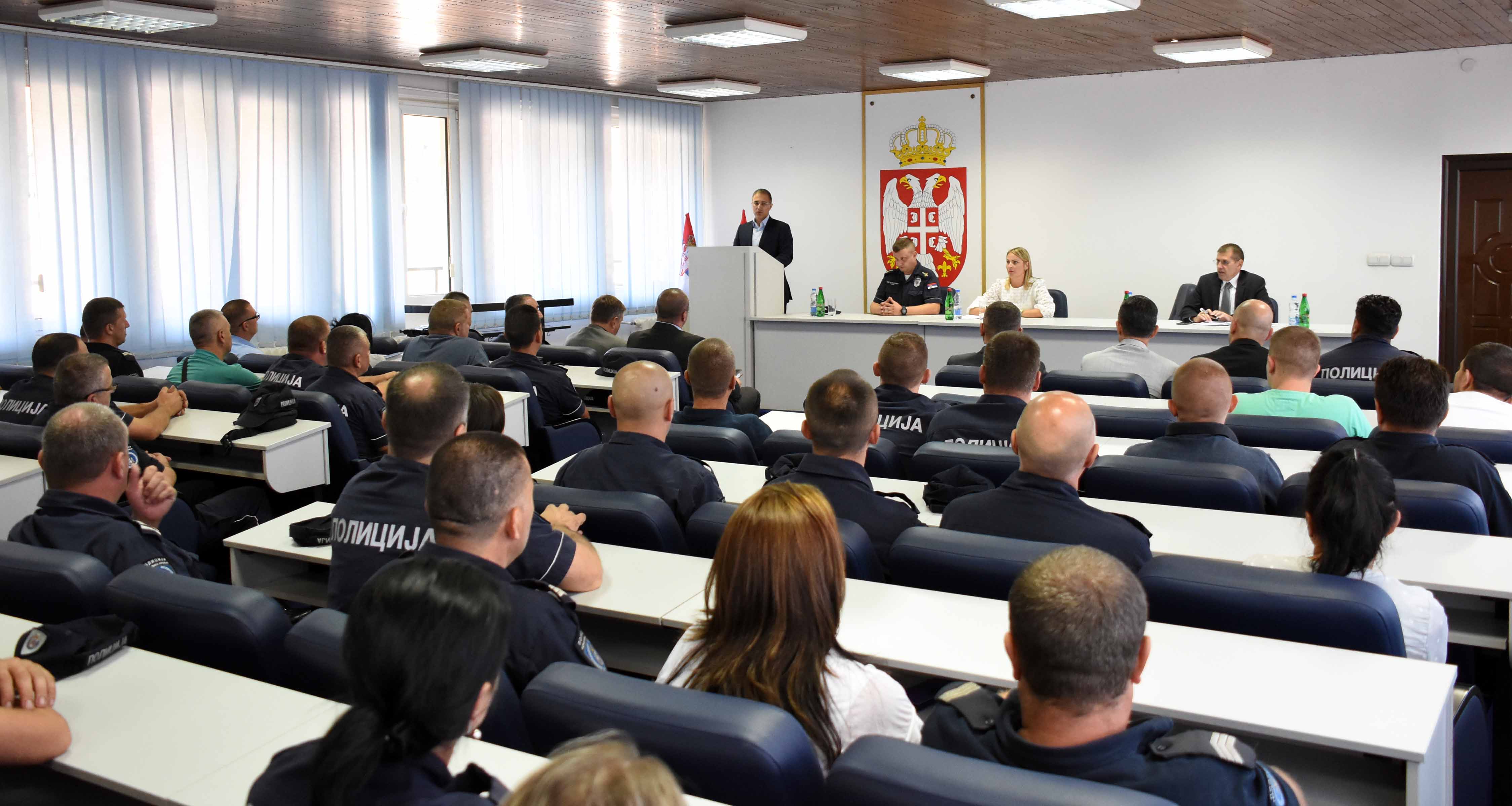 Stefanović: Želimo da policijski službenici budu bolje zaštićeni, ali i da građani osećaju veću bezbednost