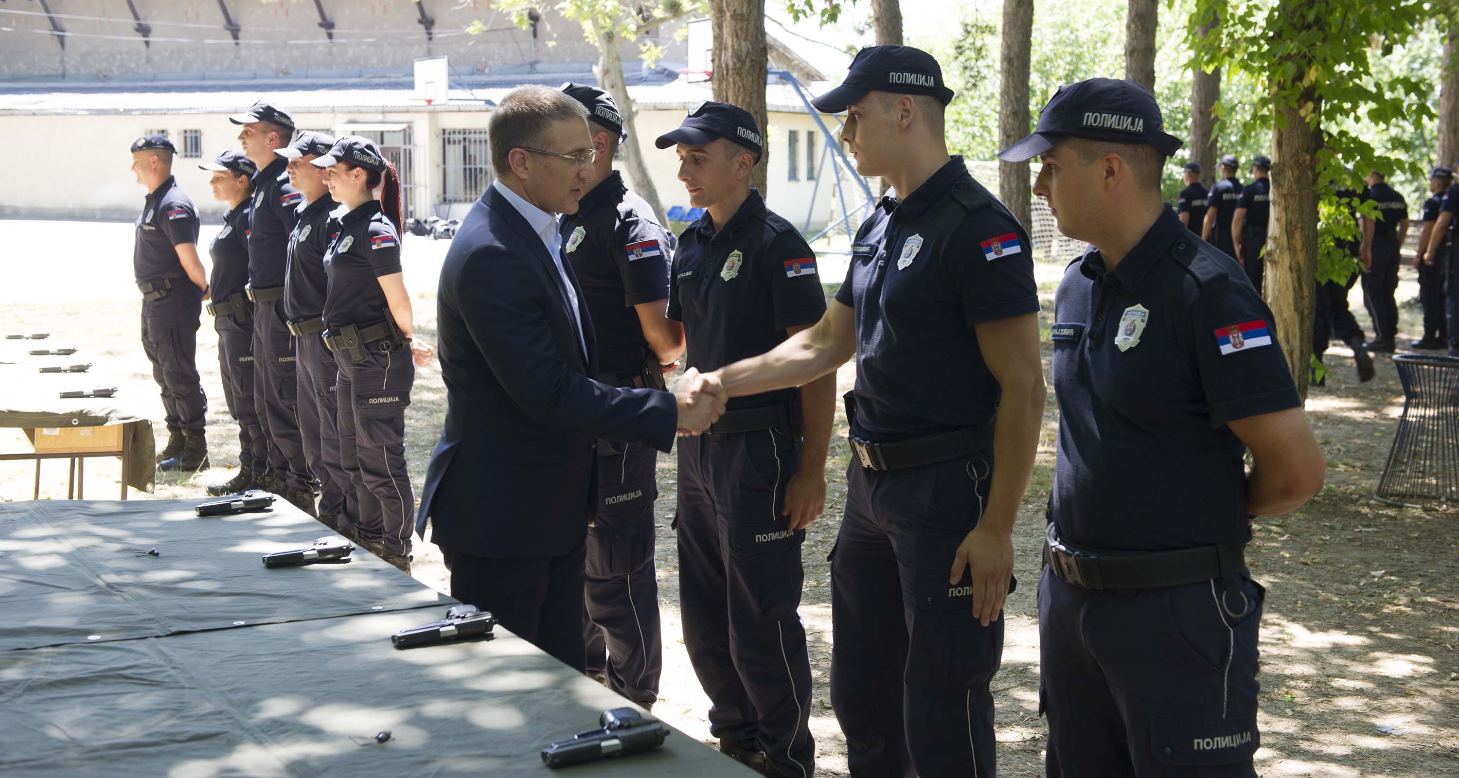 Stefanović obišao pripravnike u Policijskoj brigadi