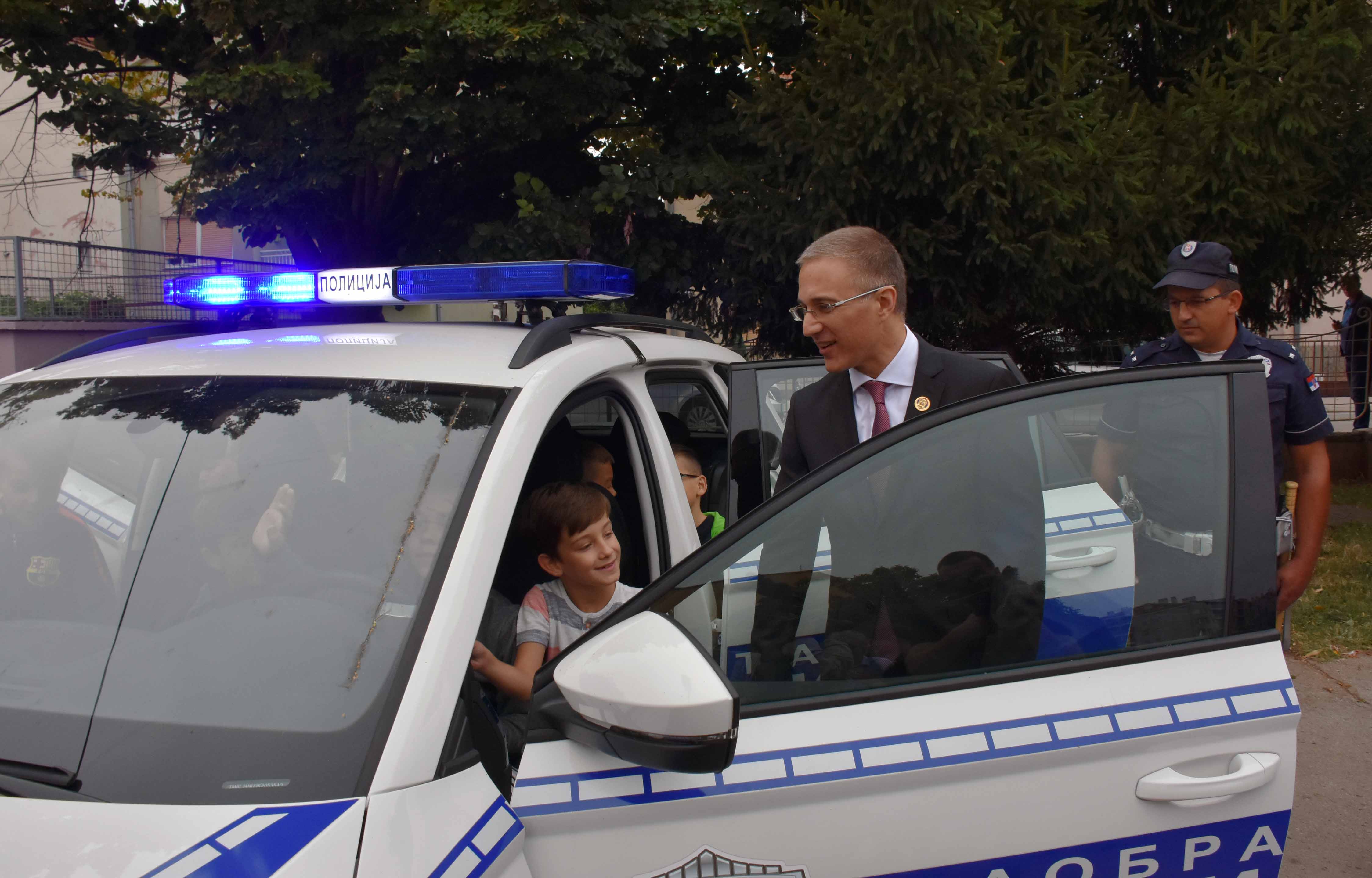 Mинистар Стефановић апеловао на возаче да и даље буду опрезни и пажљиви како би наша деца била безбедна