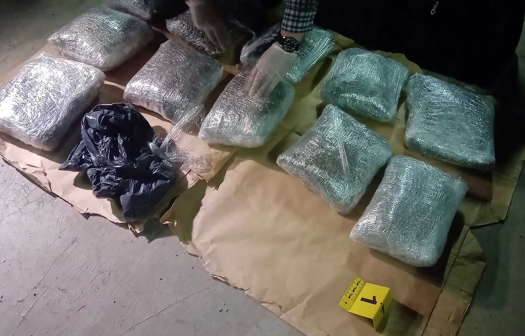 Полиција у пртљажнику аутомобила брачног пара пронашла торбу са 14,5 килограма марихуане