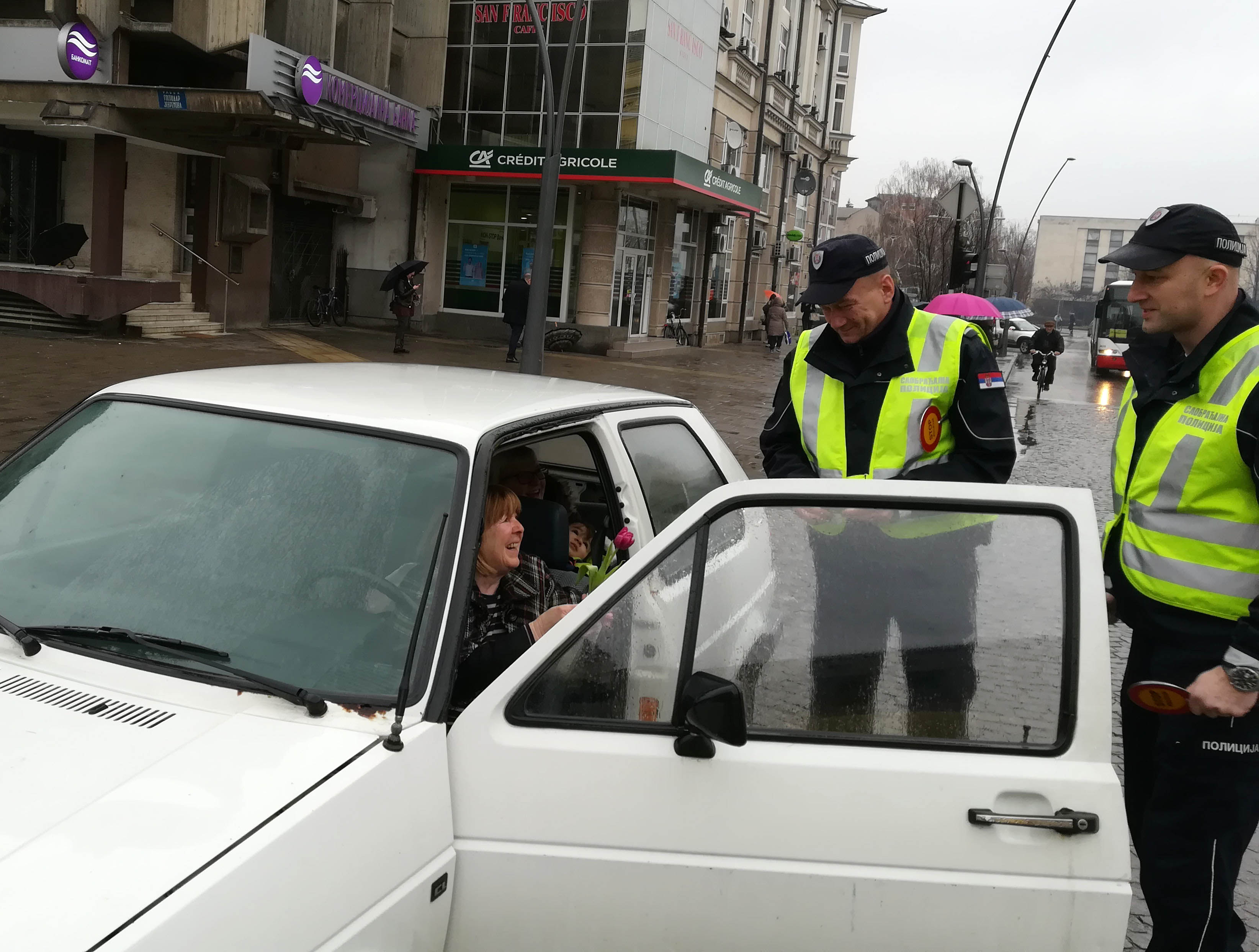 Saobraćajni policajci prijatno iznenadili žene vozače cvećem i čestitkom za 8. mart