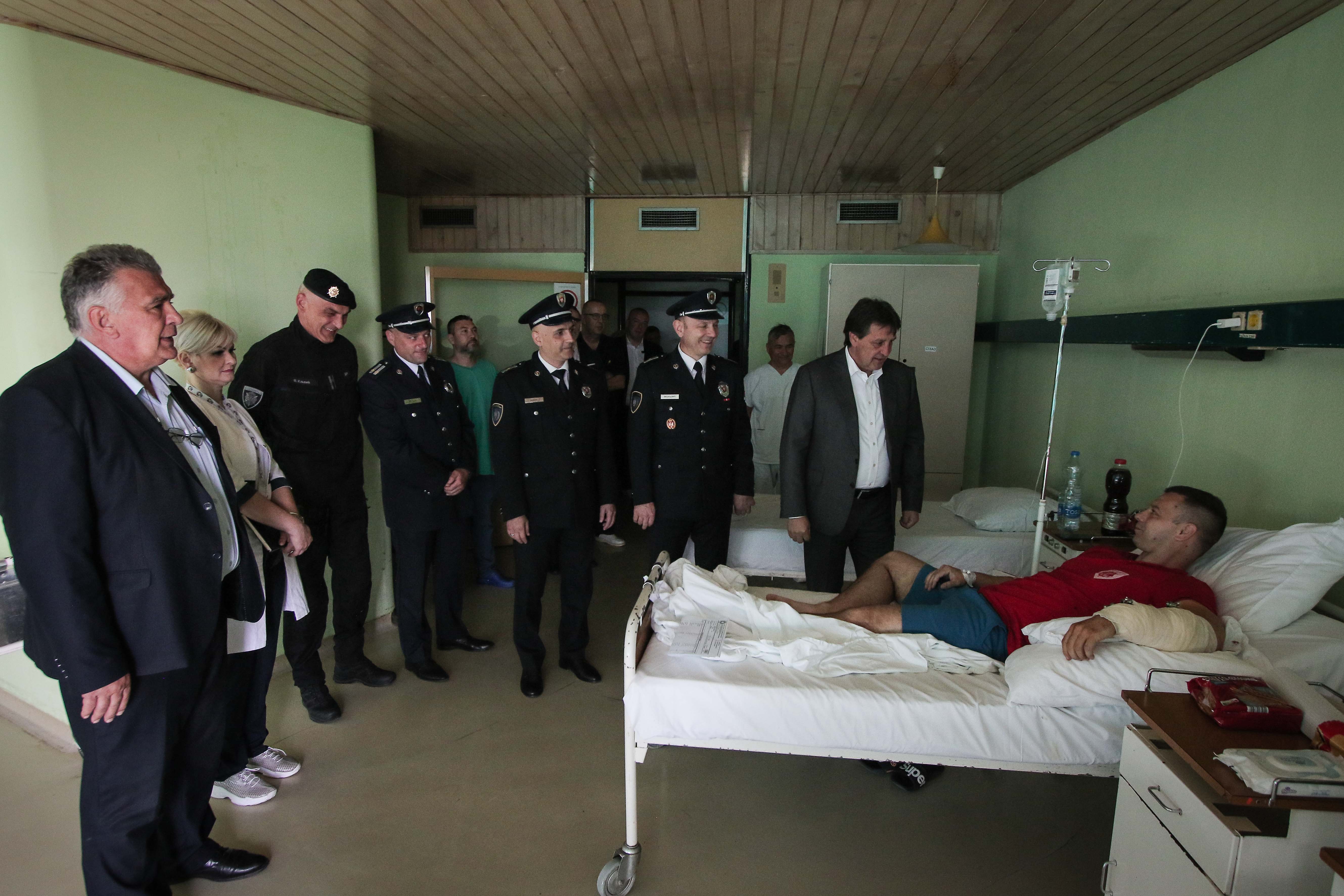 Министар Гашић обишао рањеног припадника Жандармерије у Сомбору