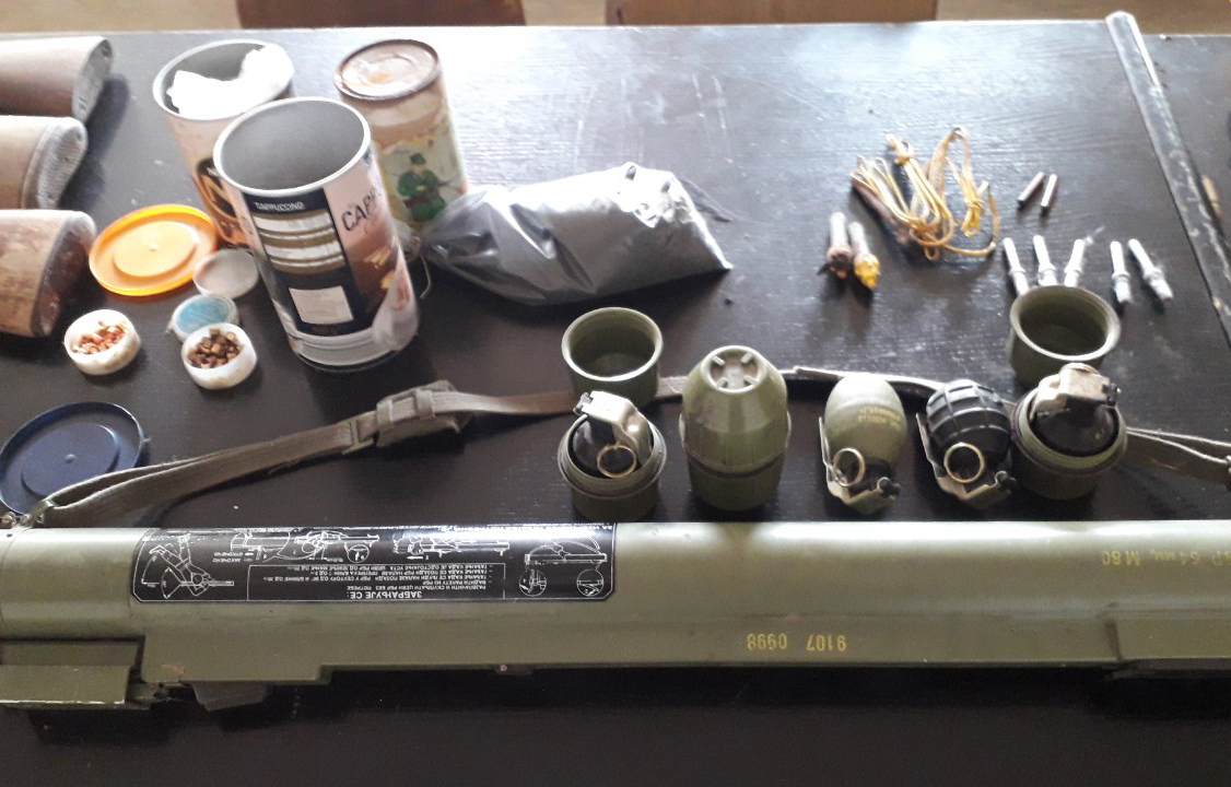 Заплењене ручне бомбе, ловачке пушке, пиштољ и муниција