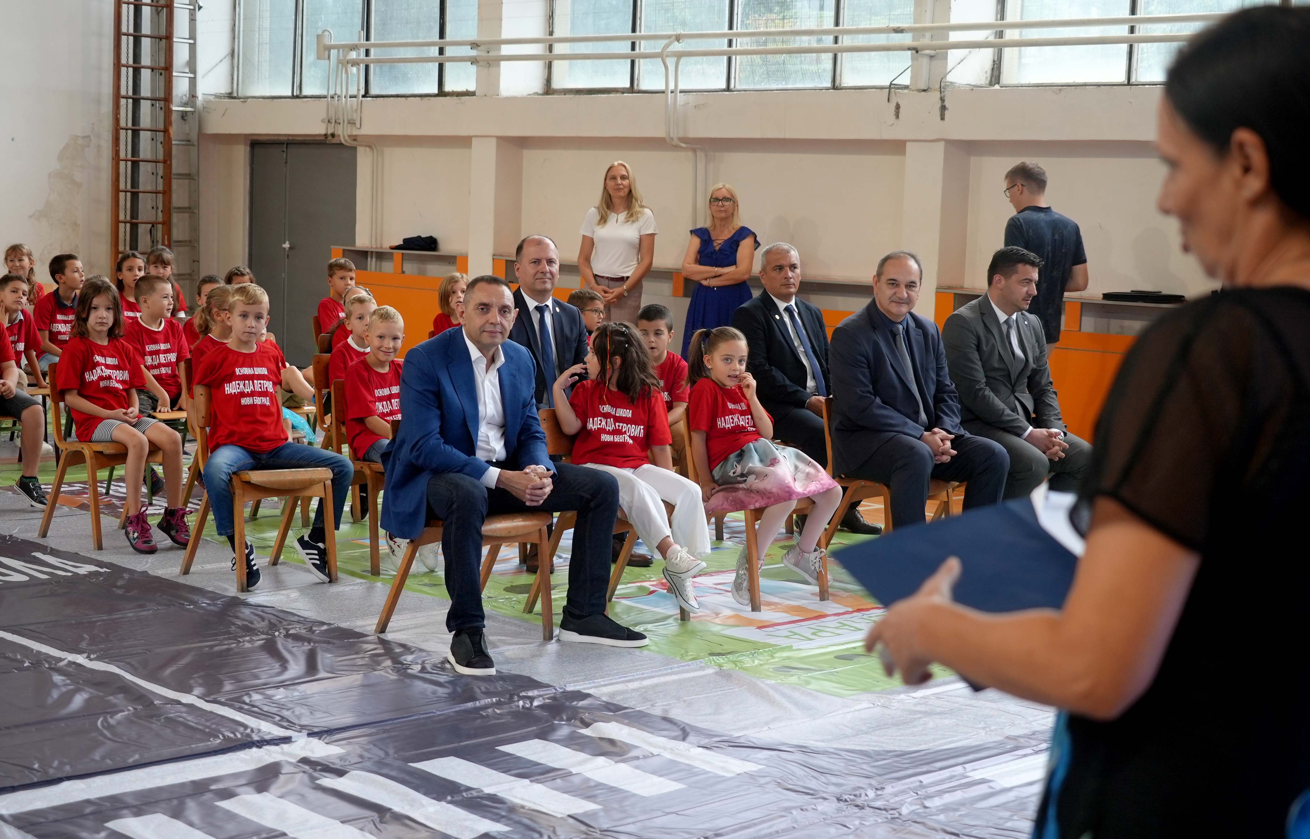 Ministar unutrašnjih poslova Srbije Aleksandar Vulin poželeo đacima prvog razreda osnovne škole uspešan početak školske godine