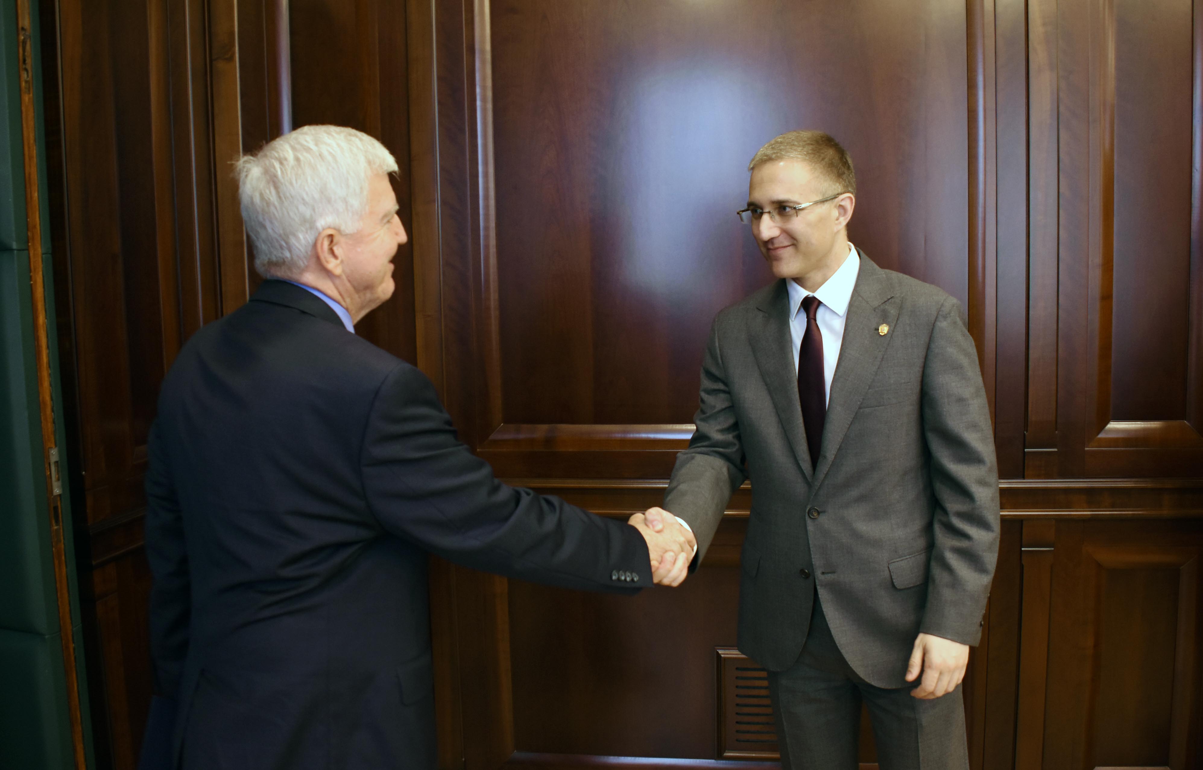 Ministar Stefanović razgovarao sa Kajlom Skotom o nastavku saradnje dveju zemalјa u oblasti unutrašnjih poslova