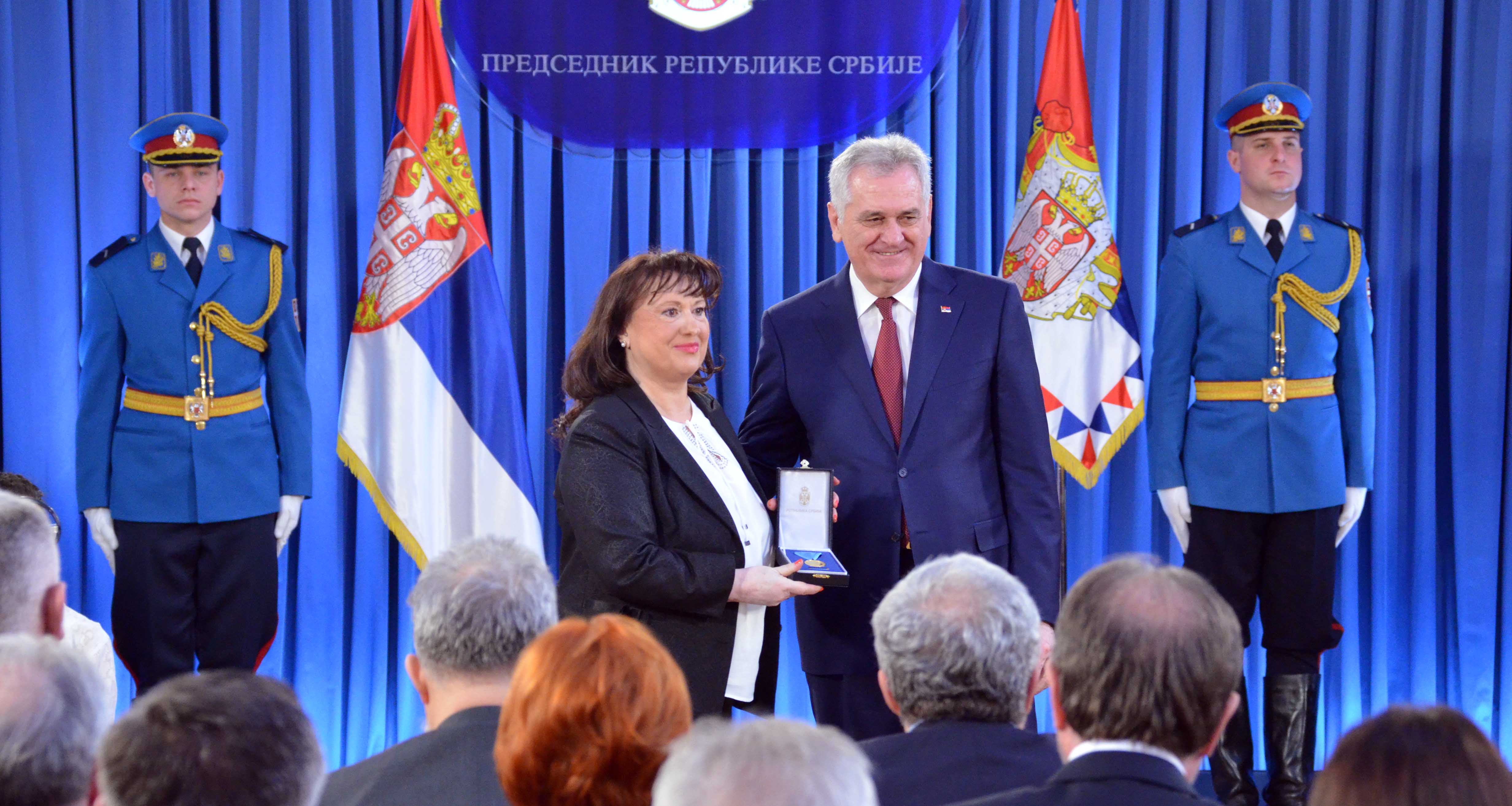 Predsednik Nikolić odlikovao zlatanom medaljom pripadnike Ministarstva unutrašnjih poslova