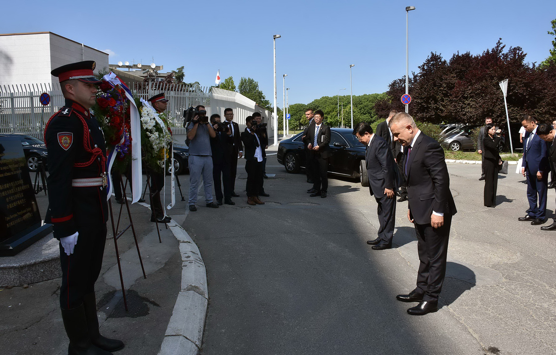 Миличковић и Џао Кеџи положили венце на месту бомбардоване зграде кинеске амбасаде у Новом Београду