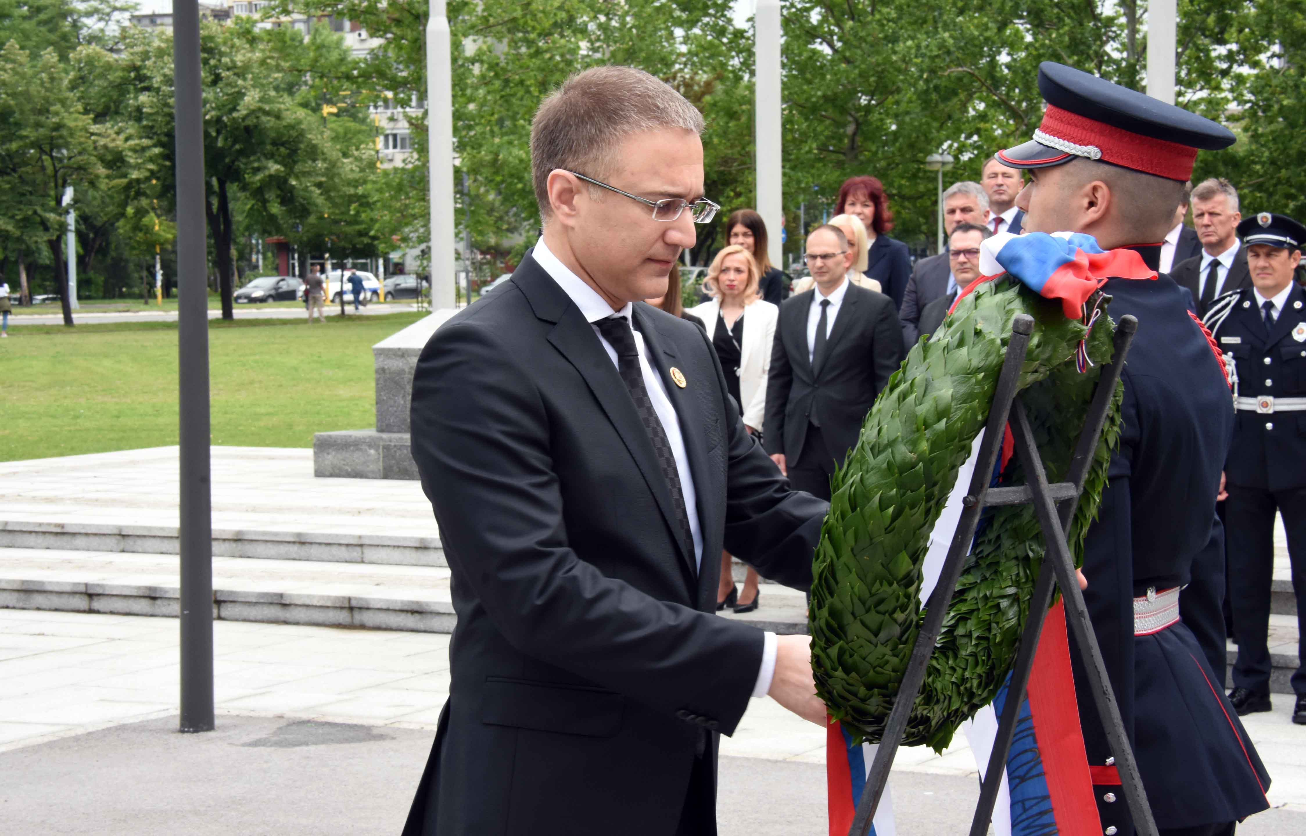 Ministar Stefanović položio venac na spomen obeležje pripadnicima Ministarstva unutrašnjih poslova koji su poginuli na dužnosti