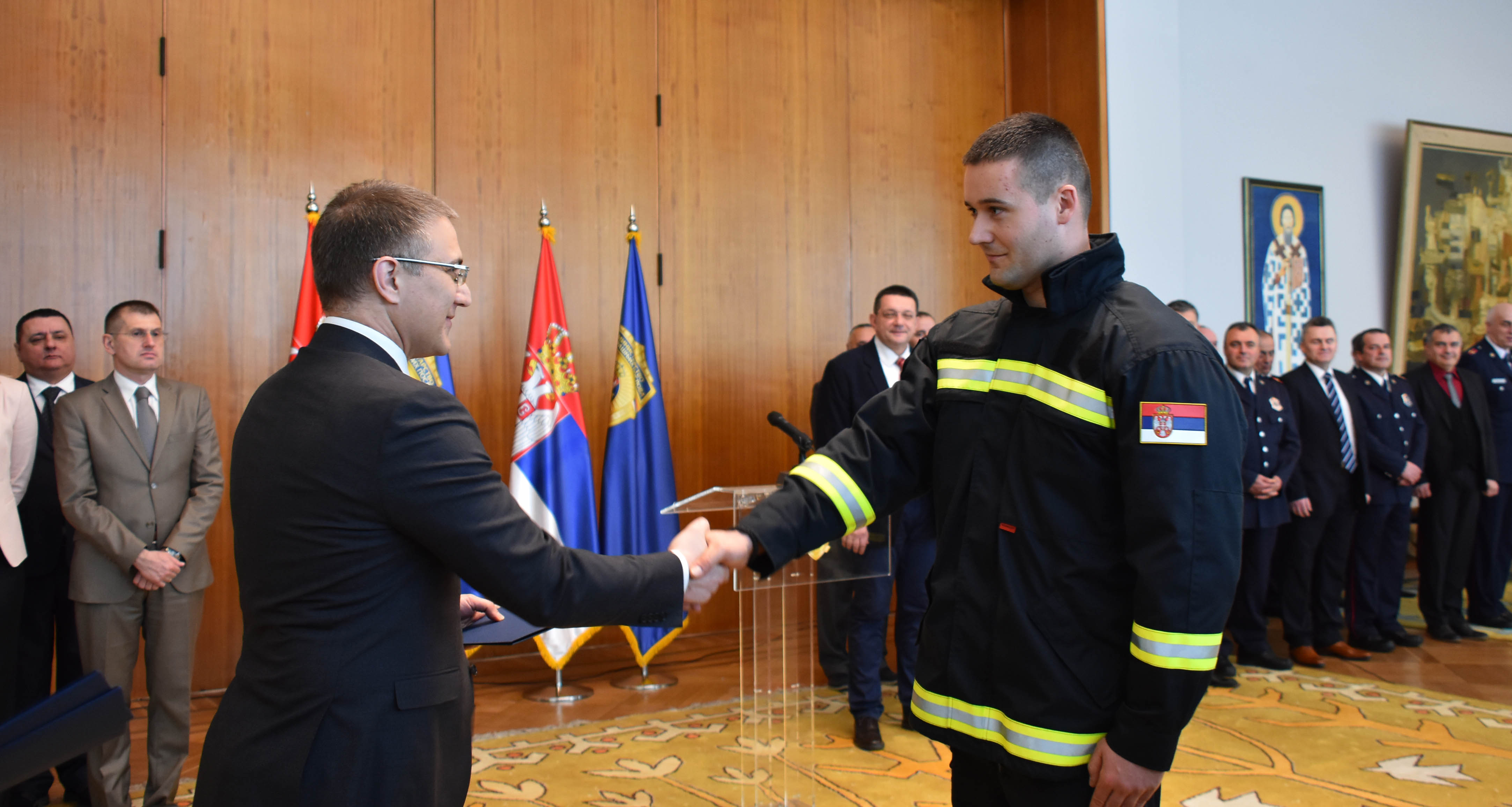 Ministar Stefanović uručio rešenja polaznicima prve klase osnovne obuke za pripadnike vatrogasno-spasilačkih jedinica