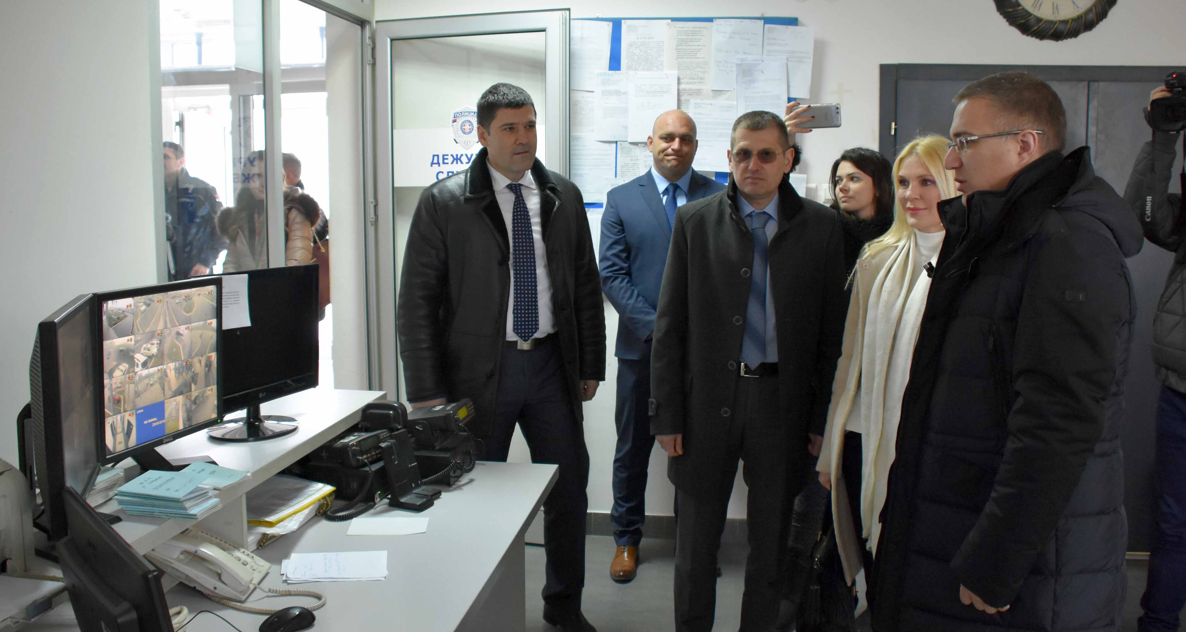 Ministar Stefanović razgovarao sa policijskim službenicima o bezbednosnoj situaciji u Ubu, Lajkovcu i Mionici
