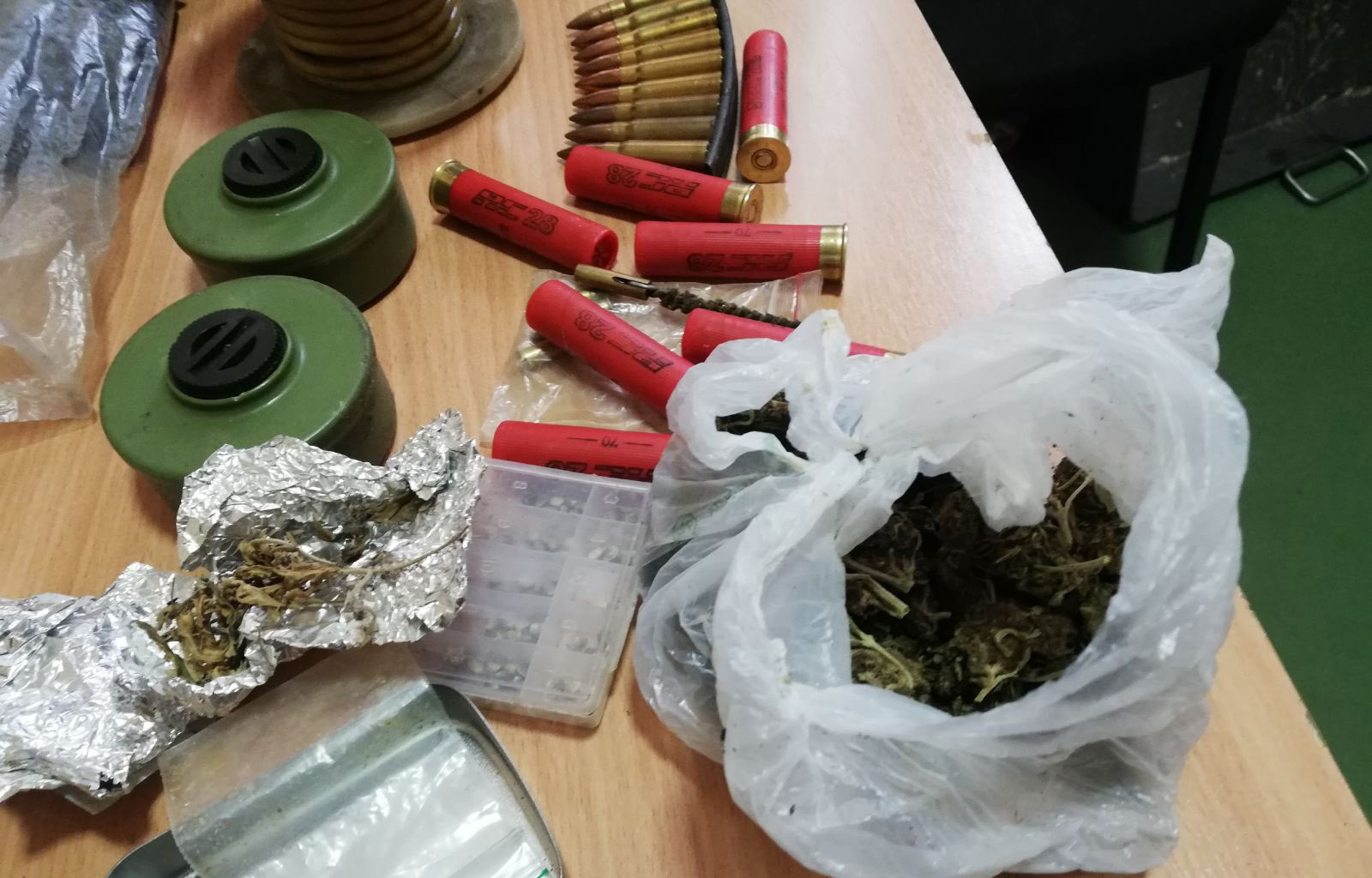  Полиција у кући осумњиченог пронашла марихуану, противпешадијске мине, муницију 