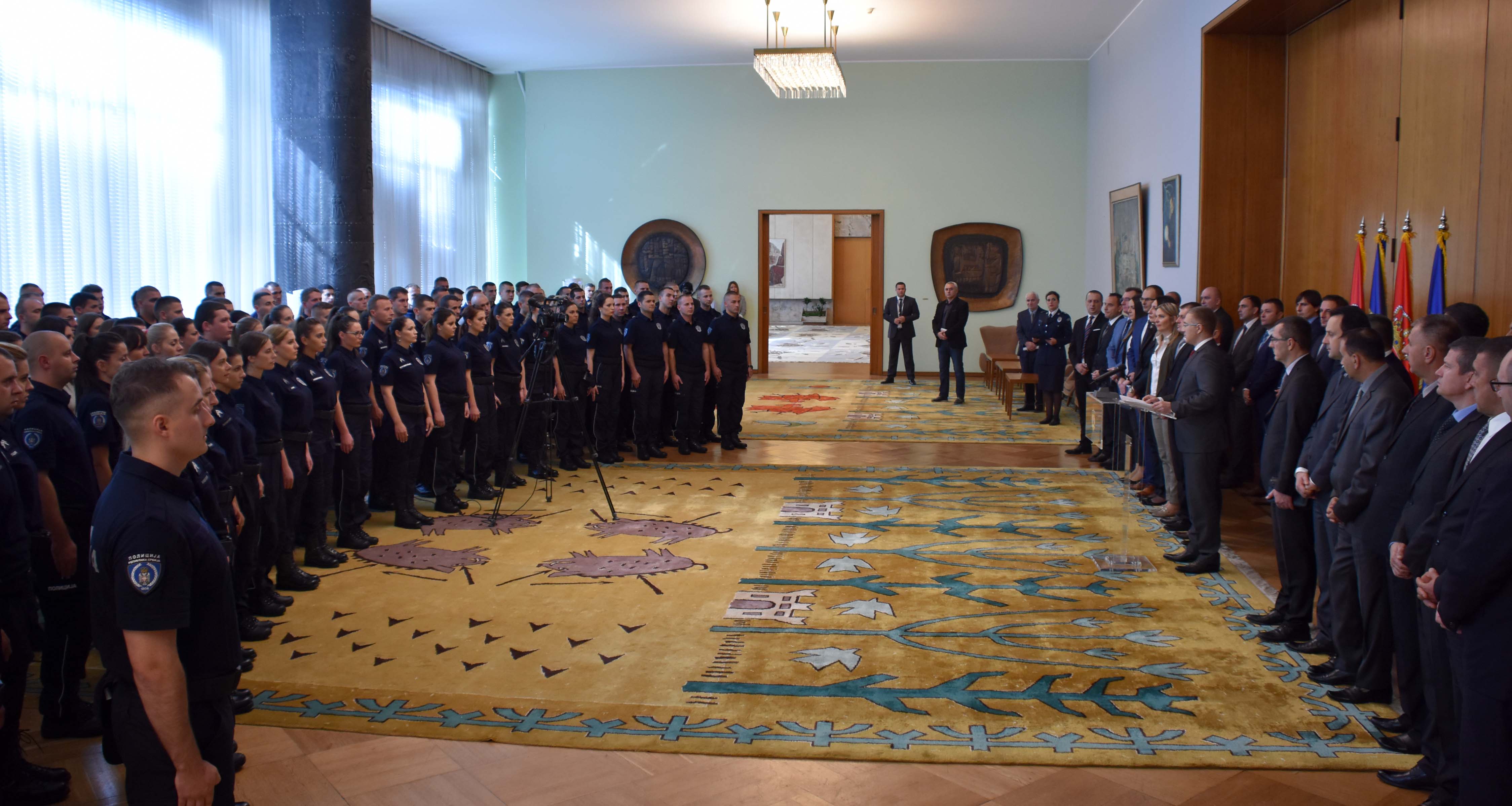 Ministar Stefanović uručio rešenja za prijem u radni odnos 150  diplomaca Kriminalističko-policijske akademije
