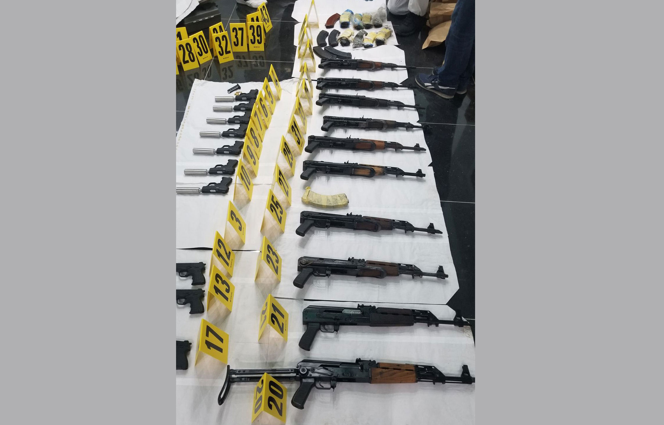 Policija u stanovima osumnjičenih pronašla veliku količinu oružja i municije