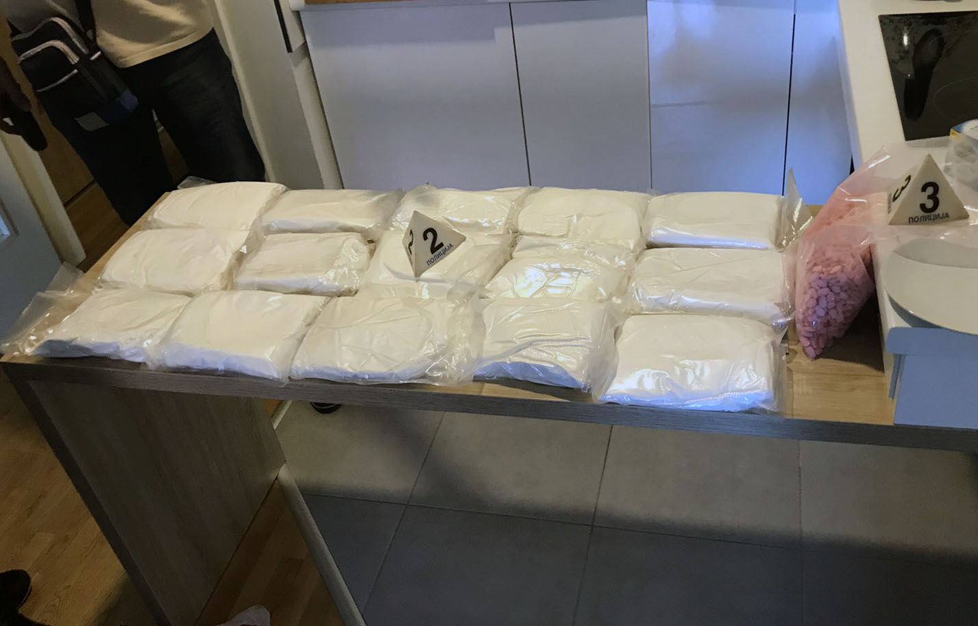 Заплењено 19,5 килограма амфетамина и око 2.150 таблета МДМА, ухапшено шест особа
