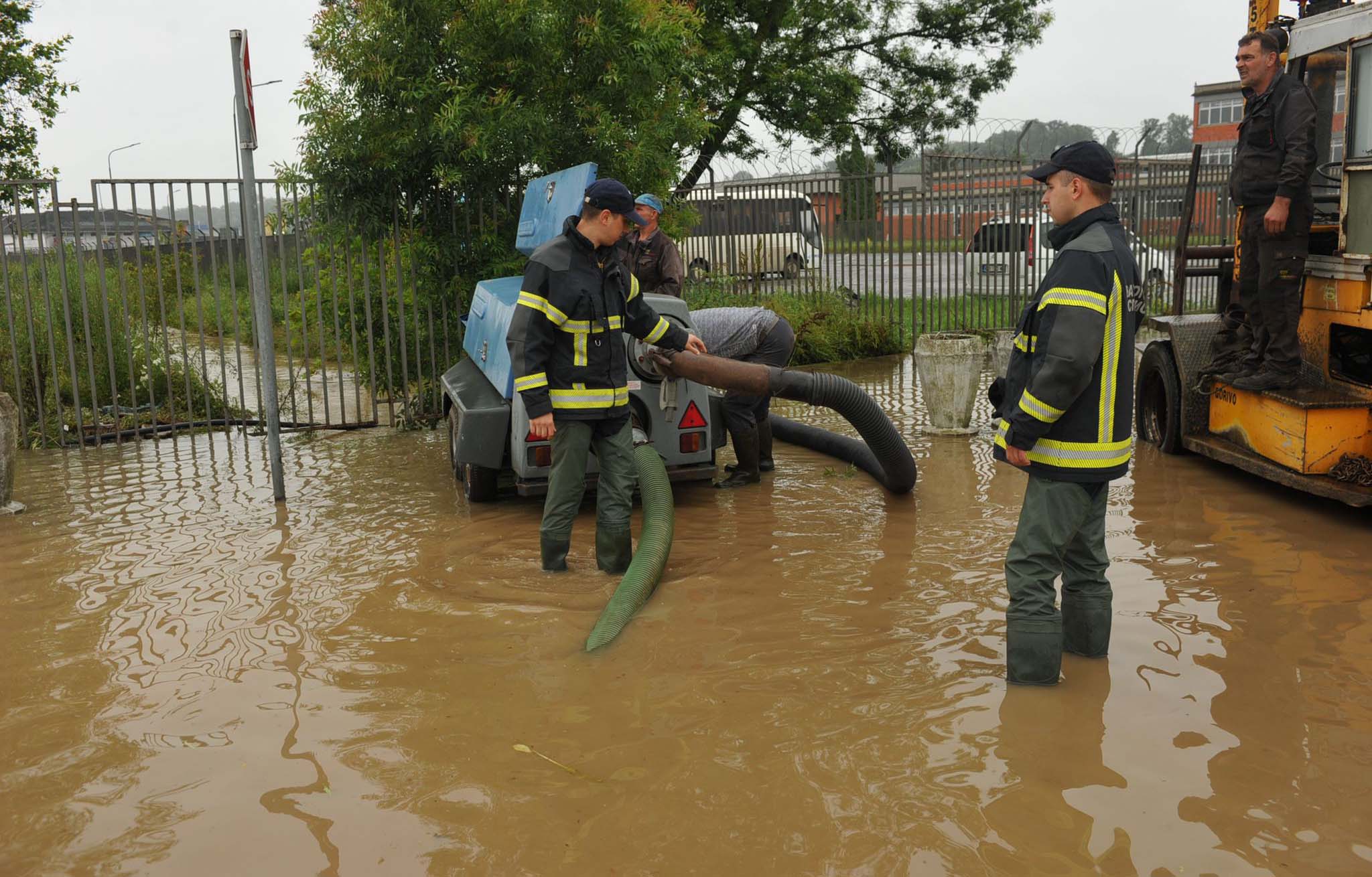 На територији Републике Србије тренутно на снази 42 ванредне ситуације због обилних падавина које су поплавила многа подручја